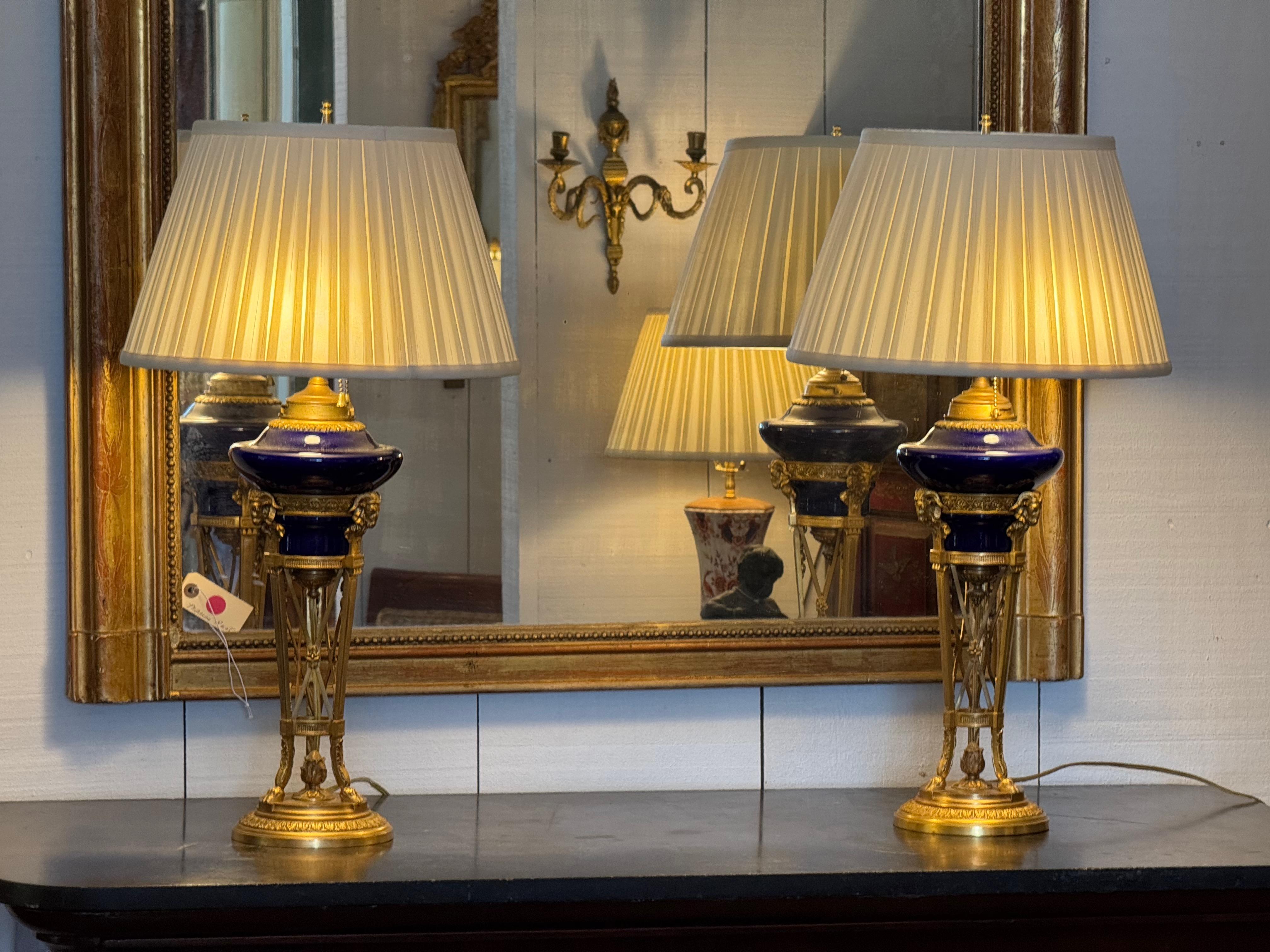 Pareja de lámparas neoclásicas de bronce dorado y azul cobalto en Bueno estado para la venta en Charlottesville, VA