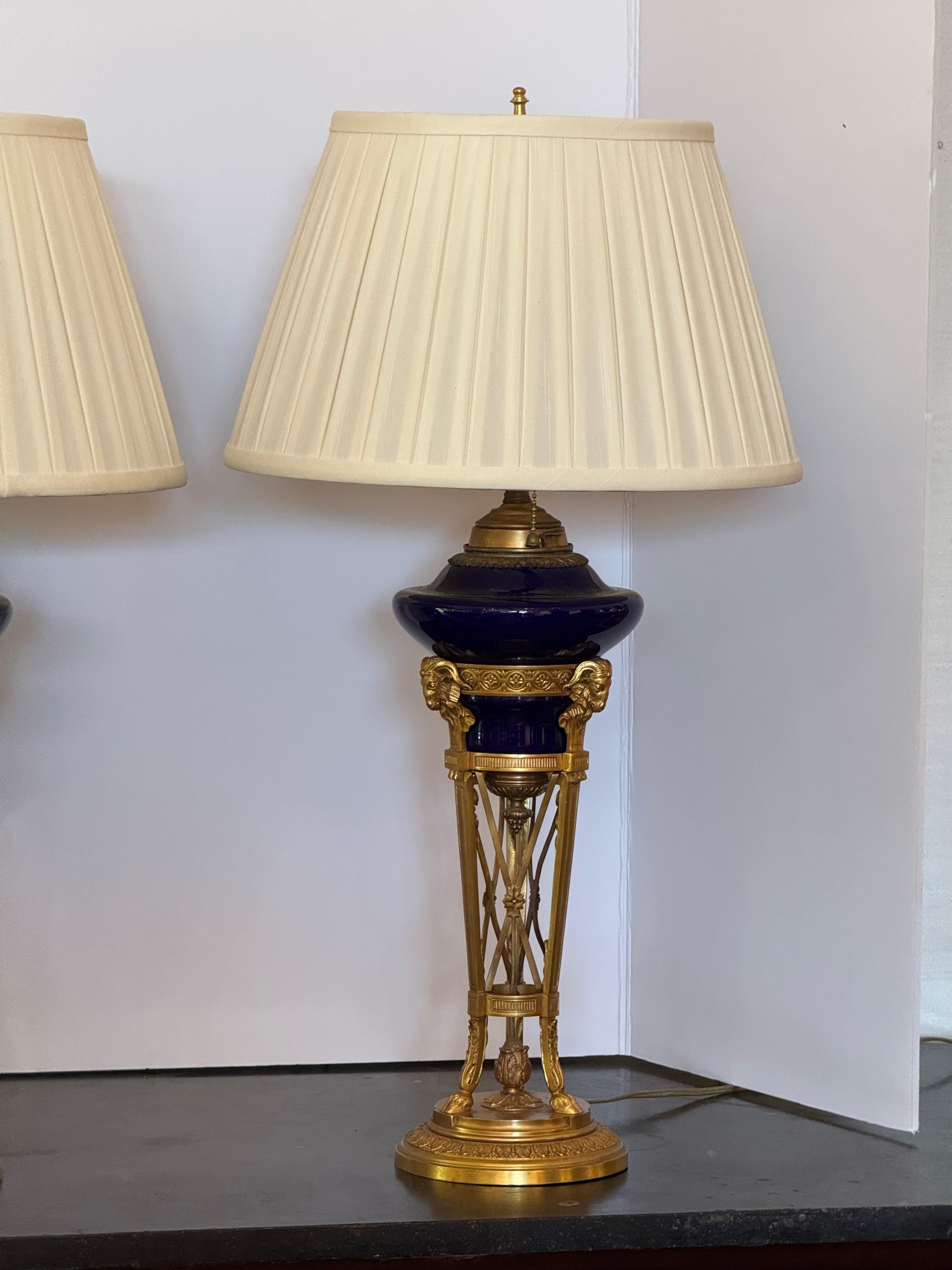 Pareja de lámparas neoclásicas de bronce dorado y azul cobalto en venta 1
