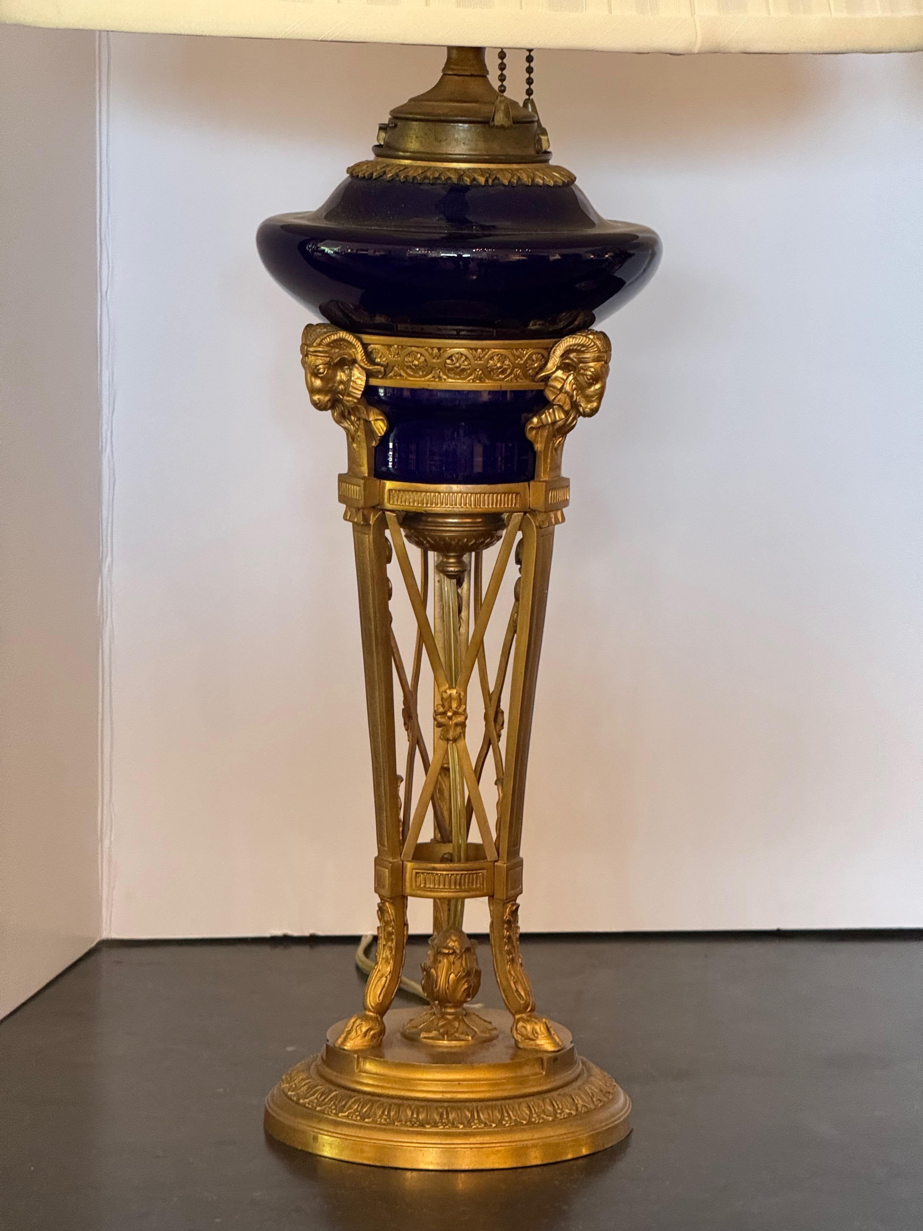 Pareja de lámparas neoclásicas de bronce dorado y azul cobalto en venta 2
