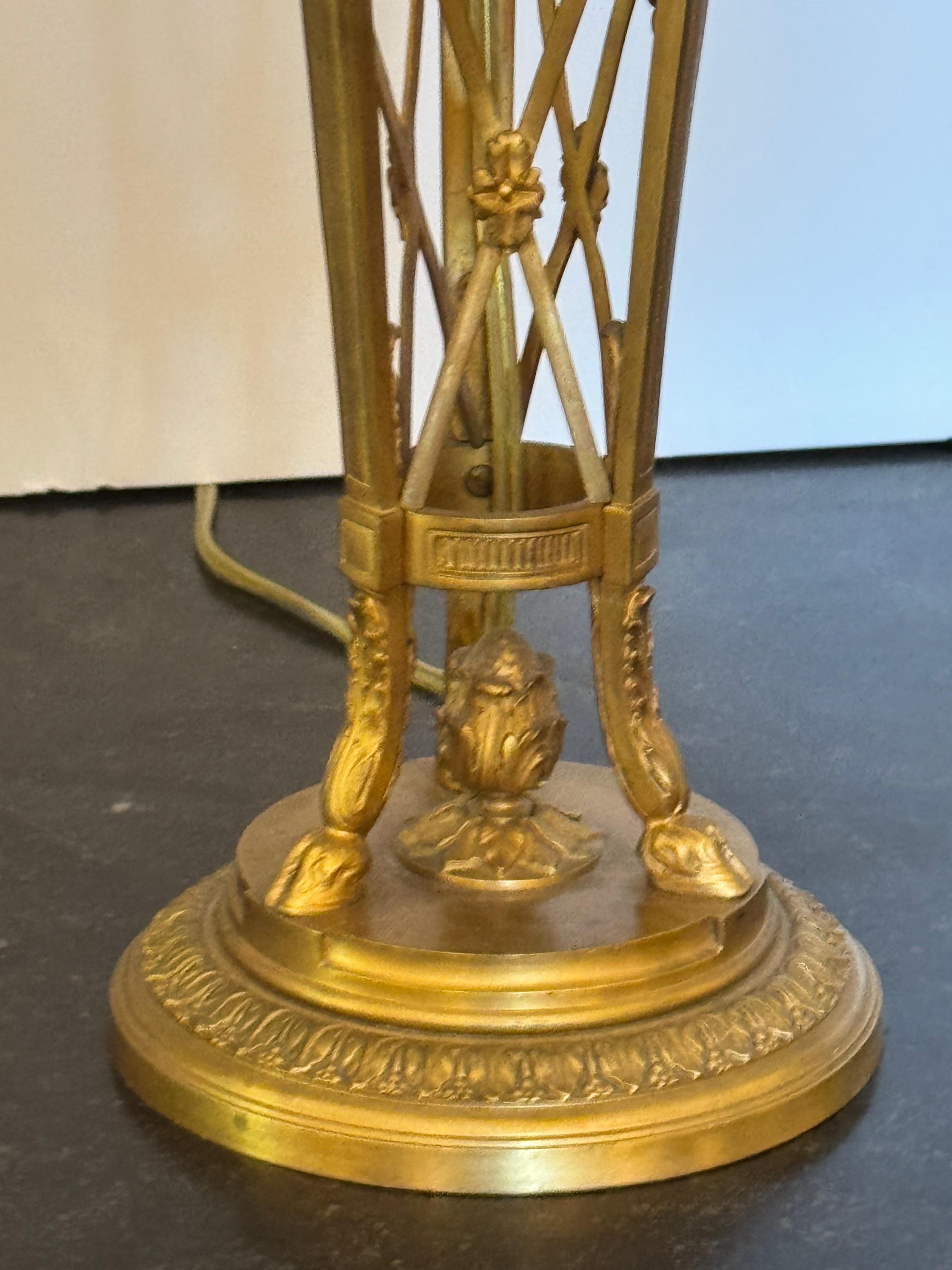 Pareja de lámparas neoclásicas de bronce dorado y azul cobalto en venta 3