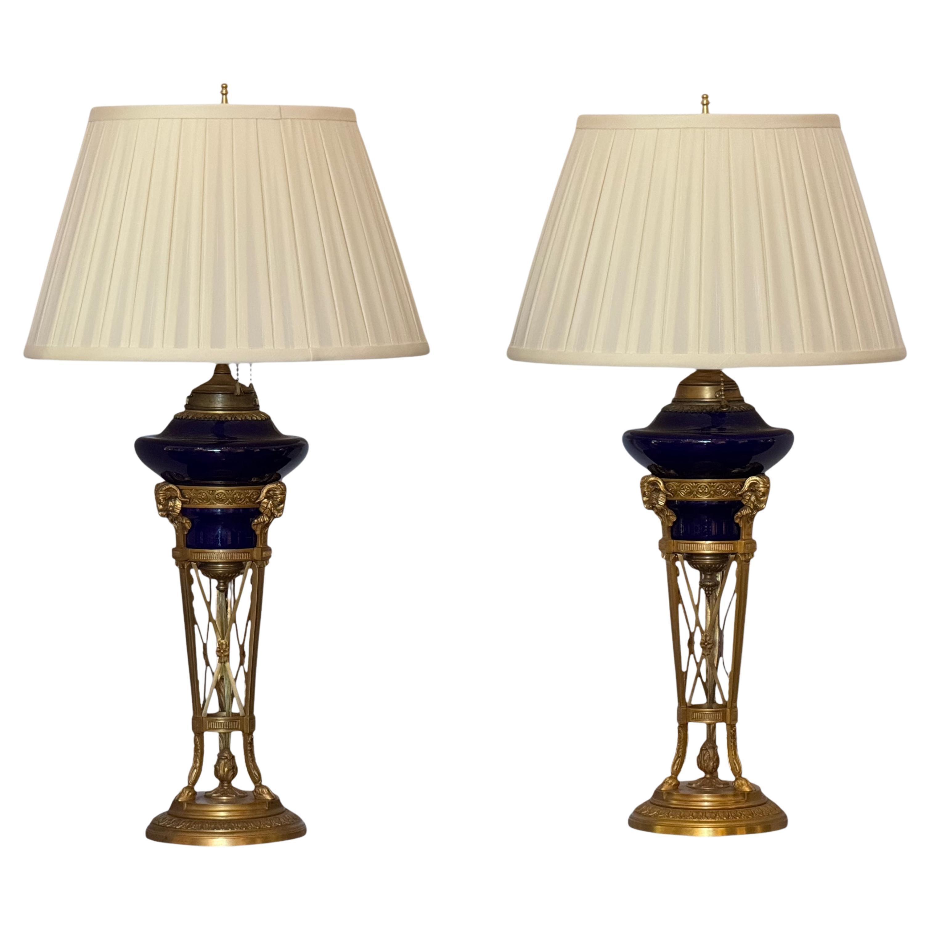 Coppia di lampade neoclassiche in bronzo dorato e blu cobalto
