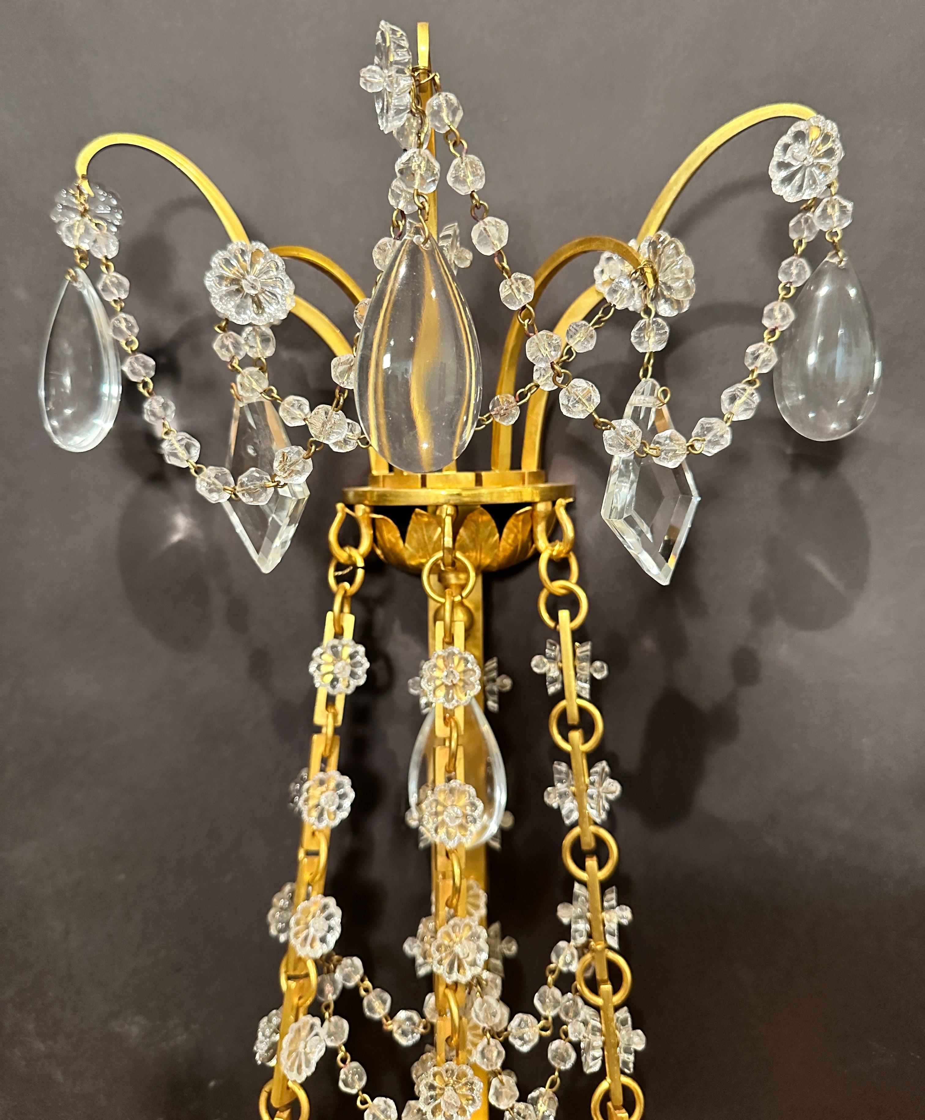 Pareja De Apliques De Bronce Dorado Y Cristal Estilo Luis XVI Francés en venta