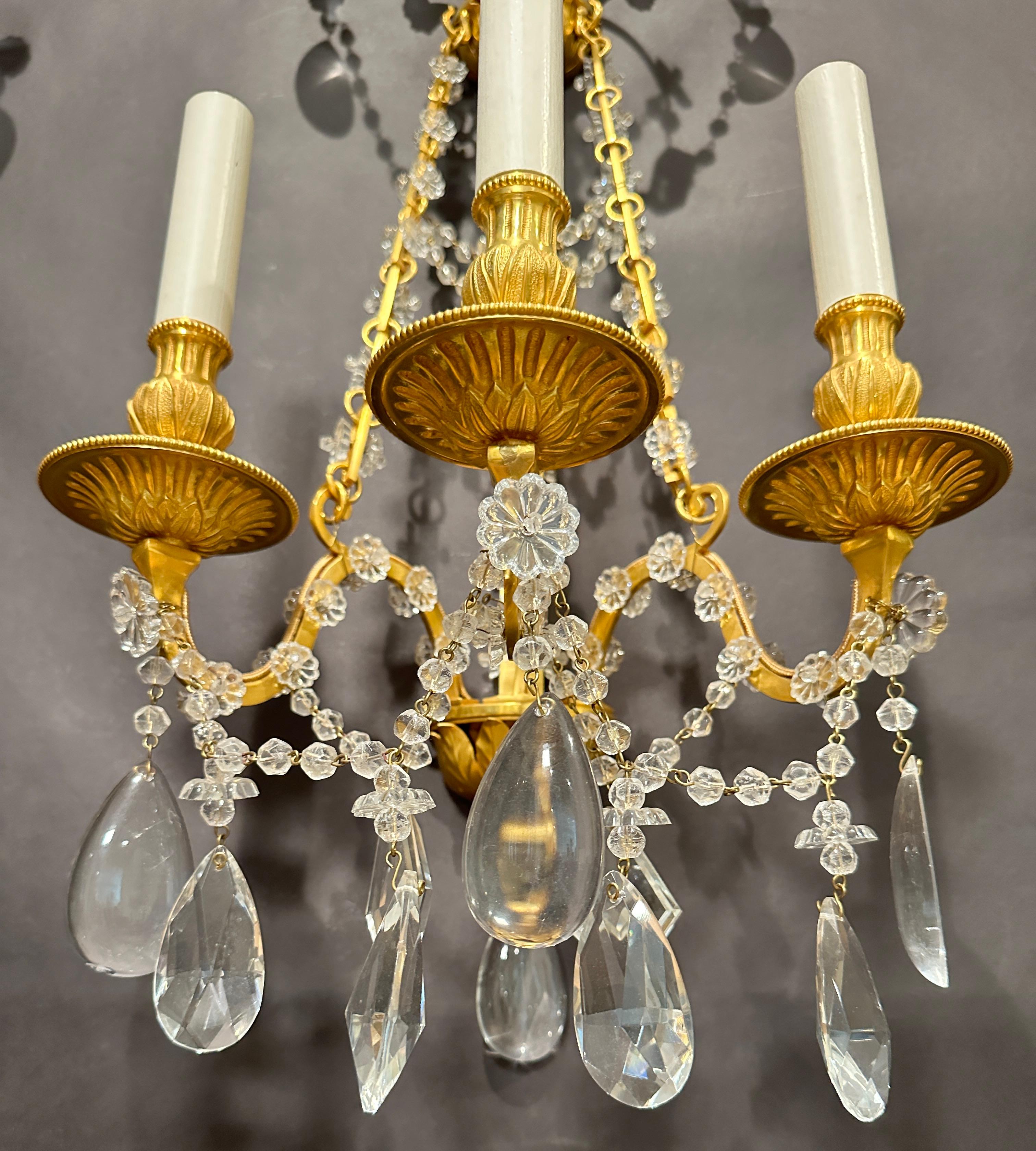 Pareja De Apliques De Bronce Dorado Y Cristal Estilo Luis XVI en Bueno estado para la venta en Norwood, NJ
