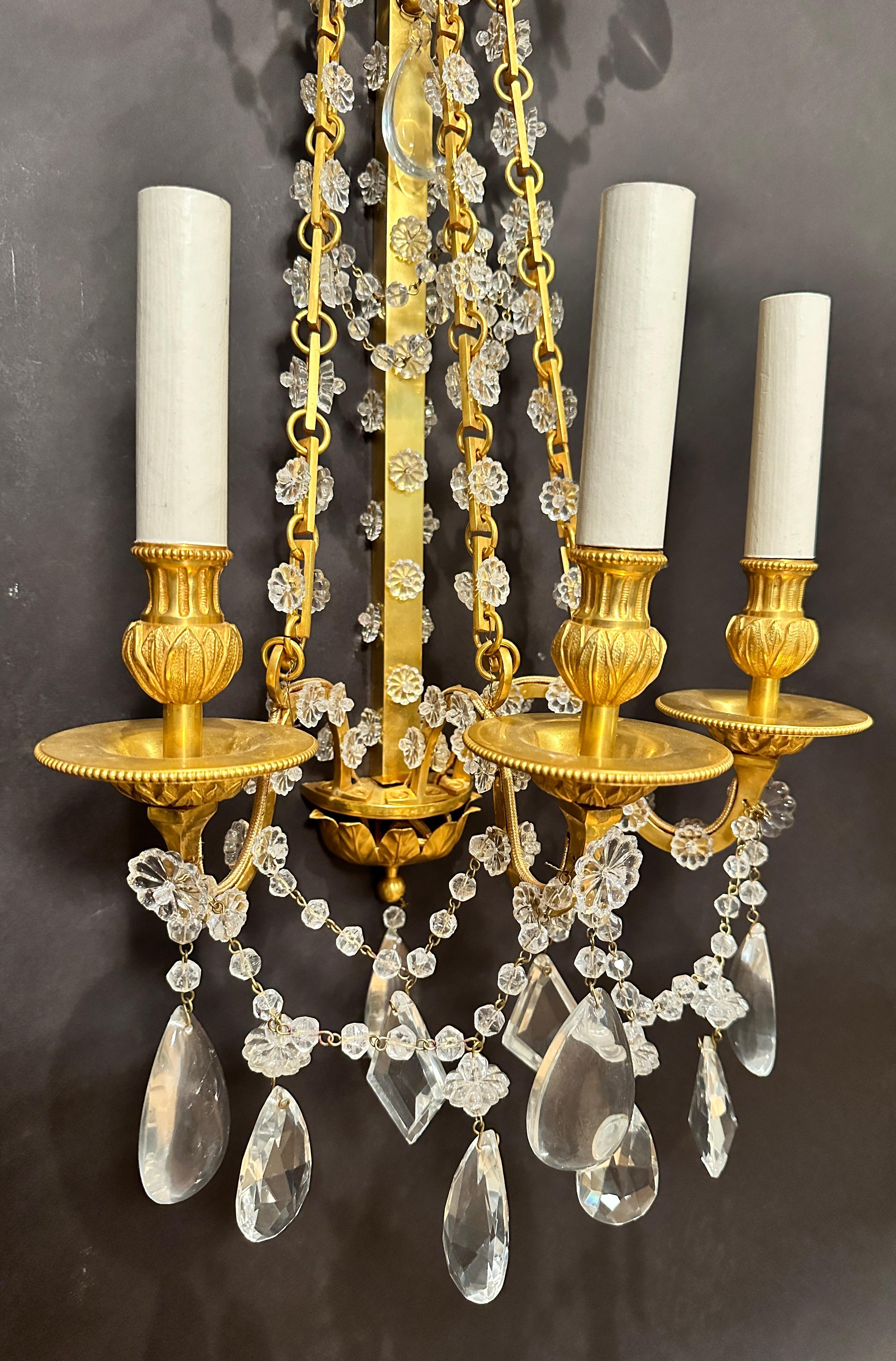 Pareja De Apliques De Bronce Dorado Y Cristal Estilo Luis XVI Siglo XXI y contemporáneo en venta