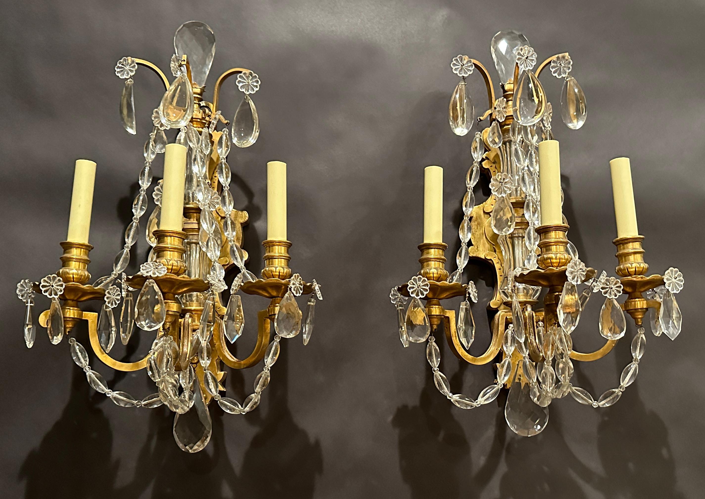Paar Wandleuchter aus vergoldeter Bronze und Kristall (Louis XVI.) im Angebot