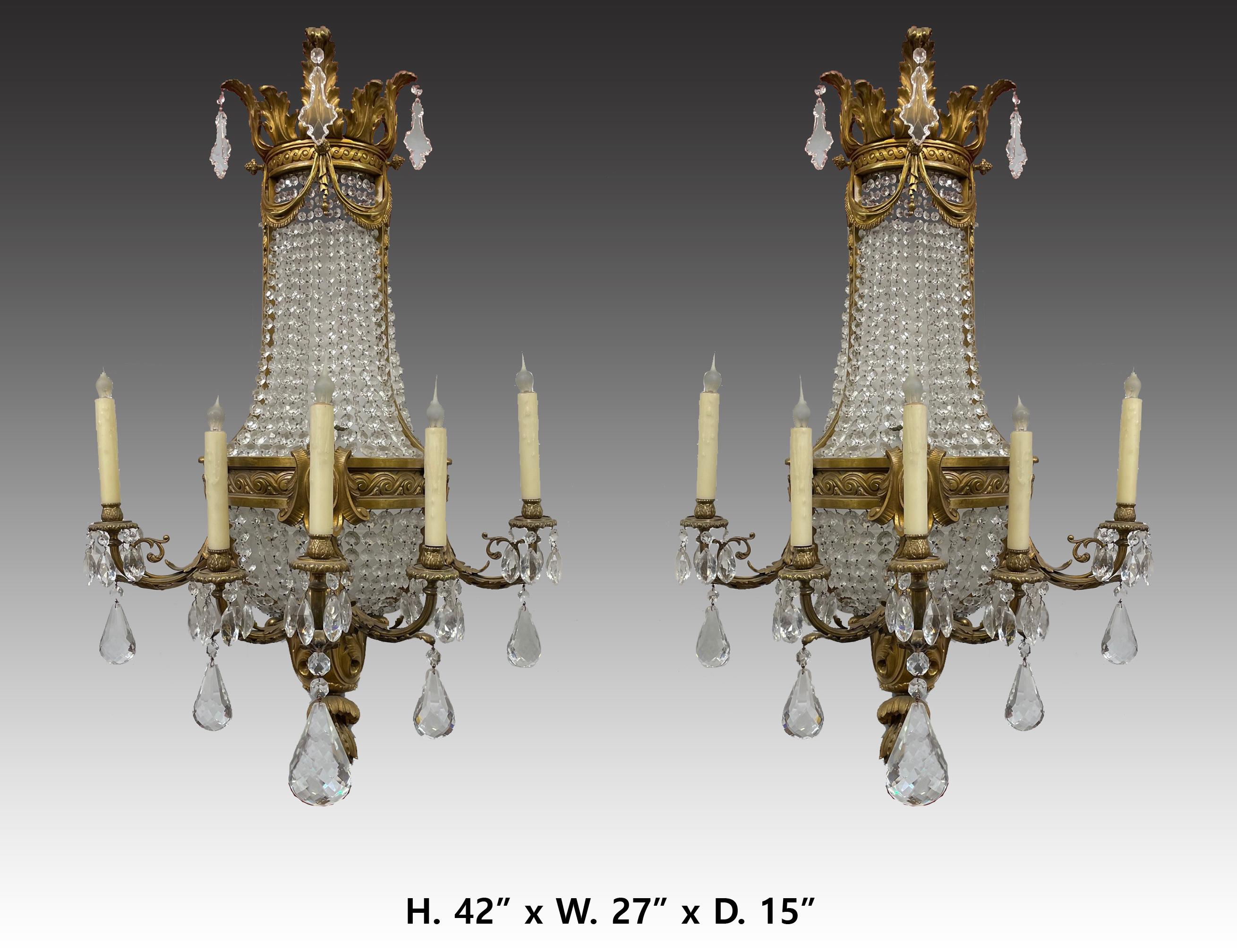 Prächtige große Französisch 19 Jahrhundert Paar Louis XV Stil Ormolu montiert und geschliffenem Kristall Fünf Licht Wandleuchten.
Jedes Detail wurde sorgfältig bedacht, die Wandleuchter sind schön proportioniert und machen eine gute Figur. 
Maße: