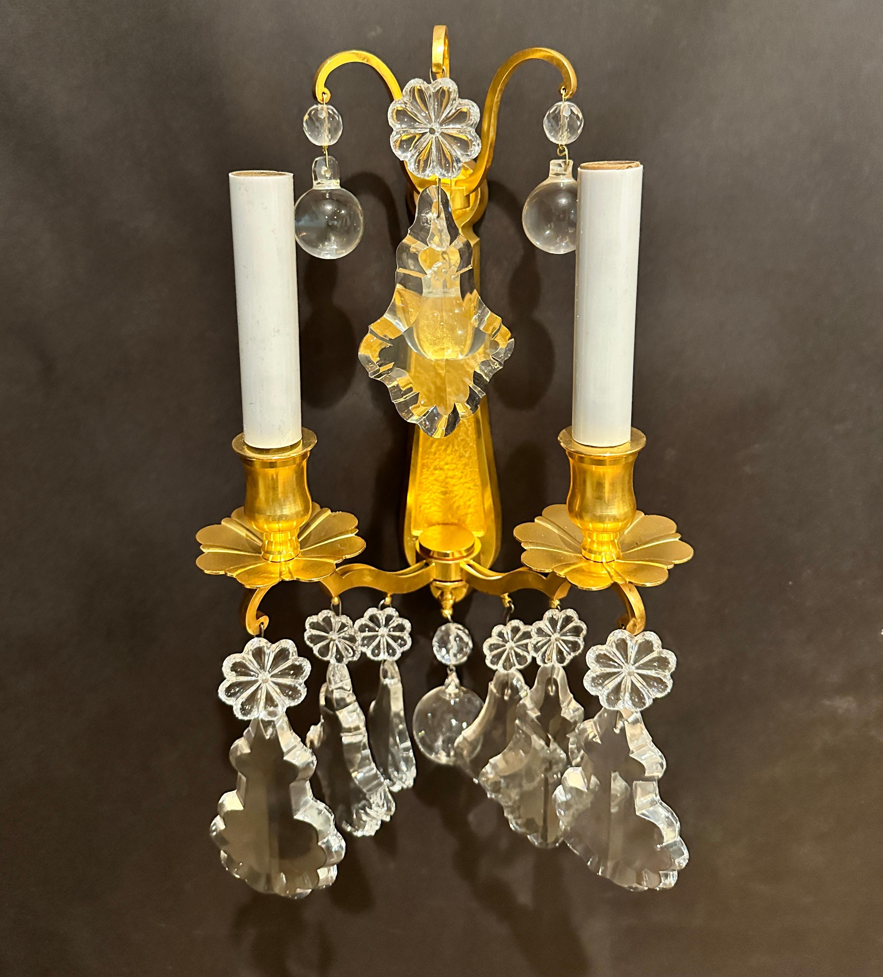 Pareja De Apliques De Bronce Dorado Y Cristal Neoclásico en venta