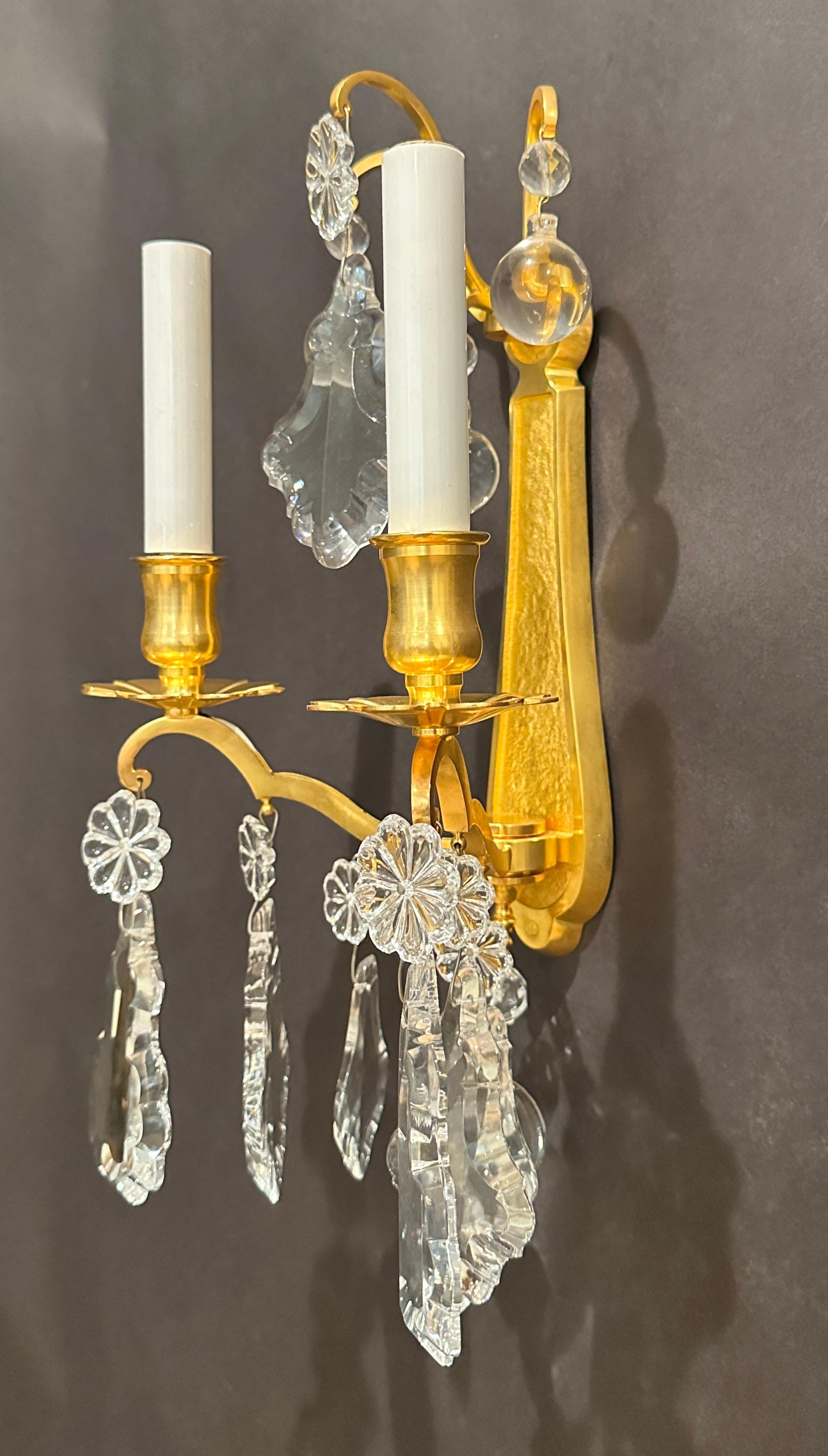 Pareja De Apliques De Bronce Dorado Y Cristal en Bueno estado para la venta en Norwood, NJ