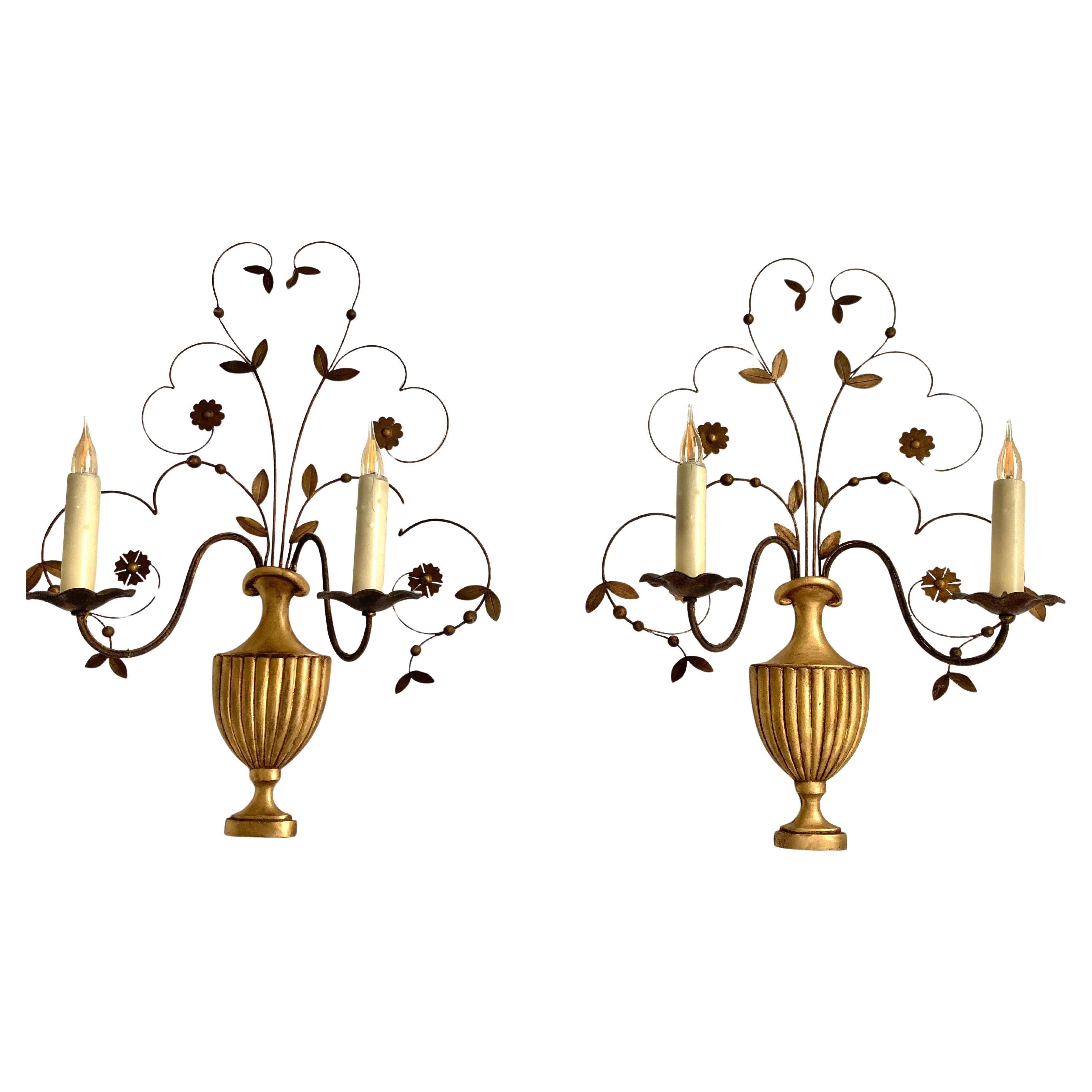Questa coppia di appliques si trova su un'urna  in bronzo con una patina di  legno dorato. Il fogliame presenta piccoli fiori e foglie patinate in bronzo. Americano cablato  