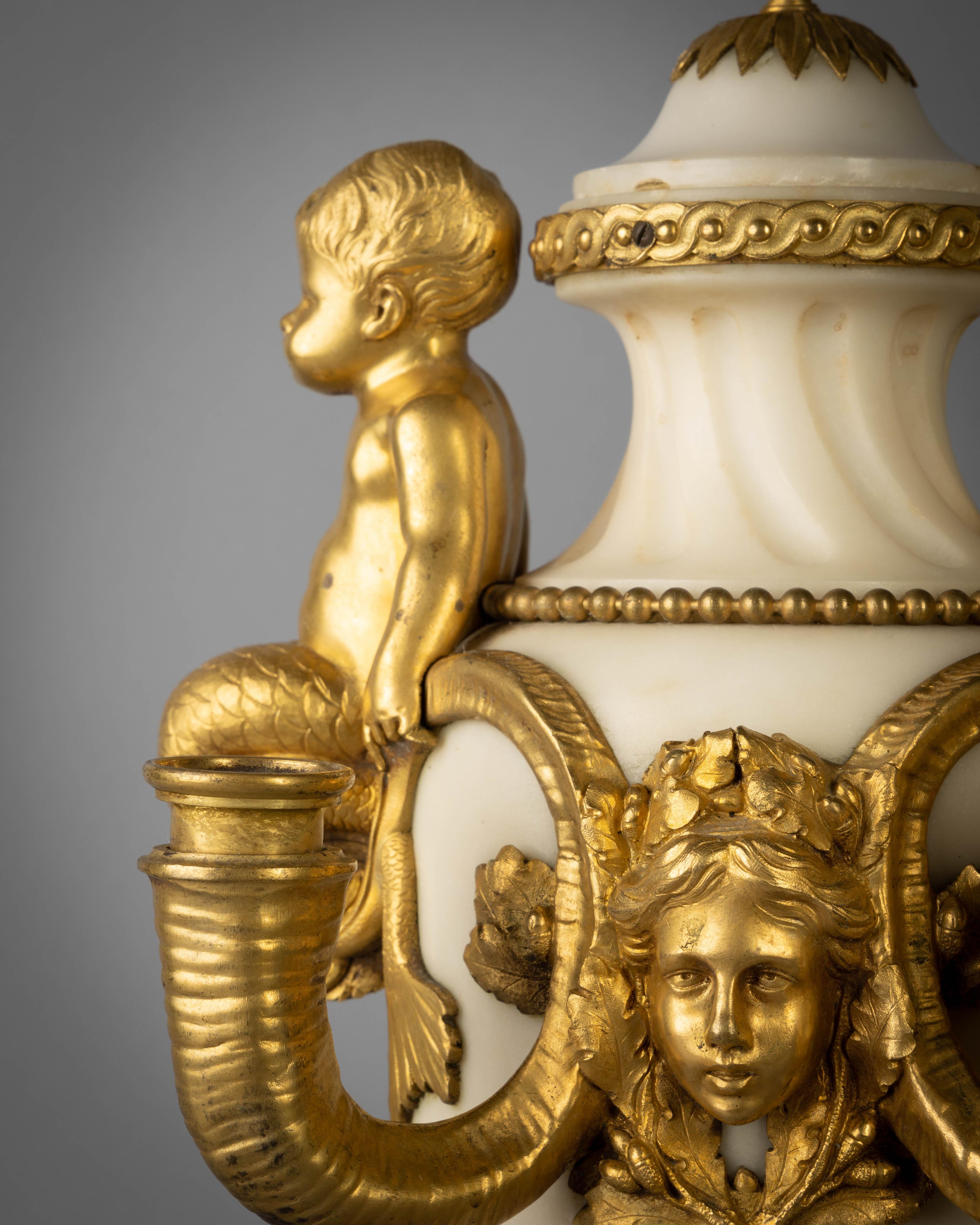 Paar figurale vierflammige Kandelaber aus vergoldeter Bronze und Marmor:: um 1860 (Französisch) im Angebot