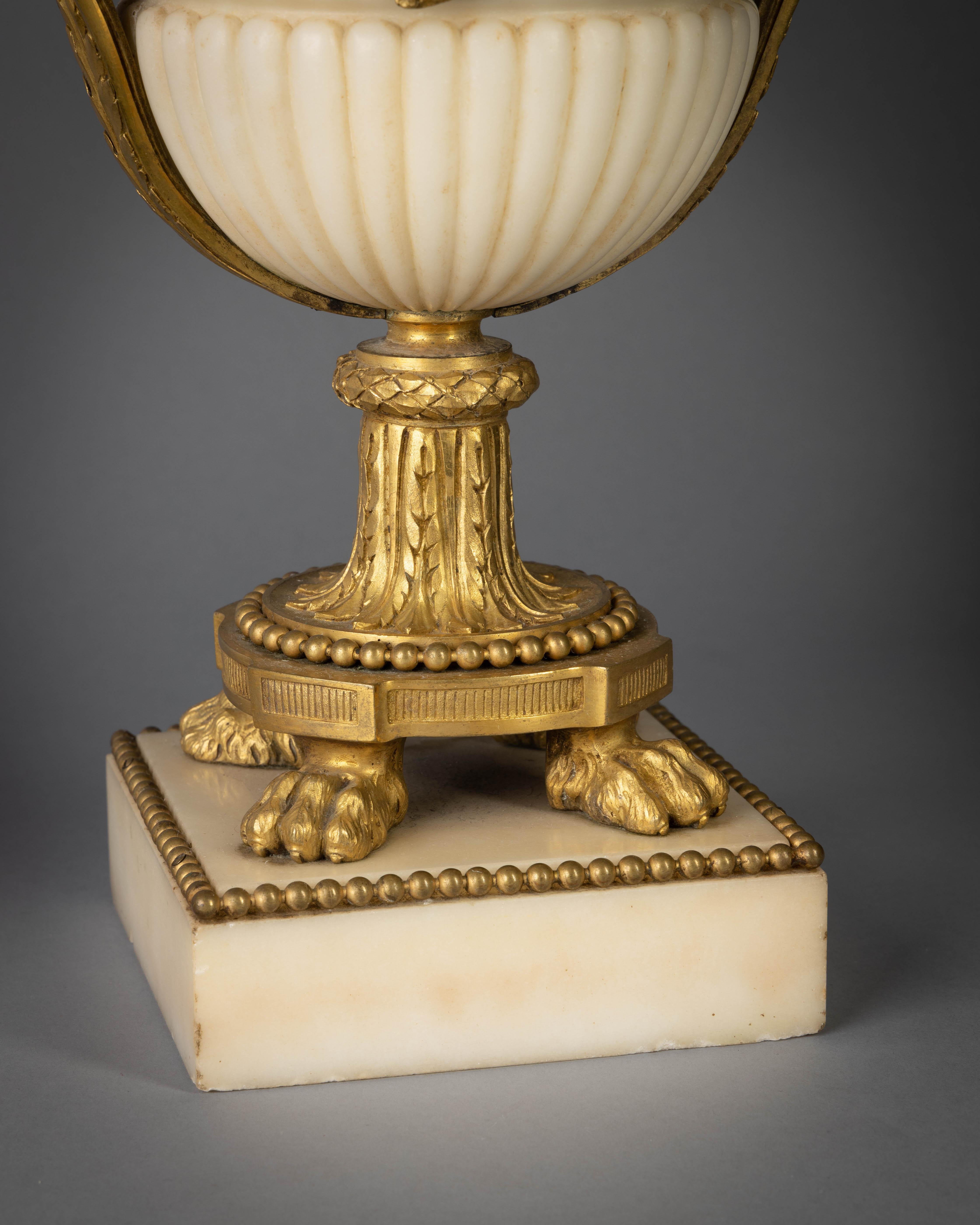 Paar figurale vierflammige Kandelaber aus vergoldeter Bronze und Marmor:: um 1860 (Mittleres 19. Jahrhundert) im Angebot