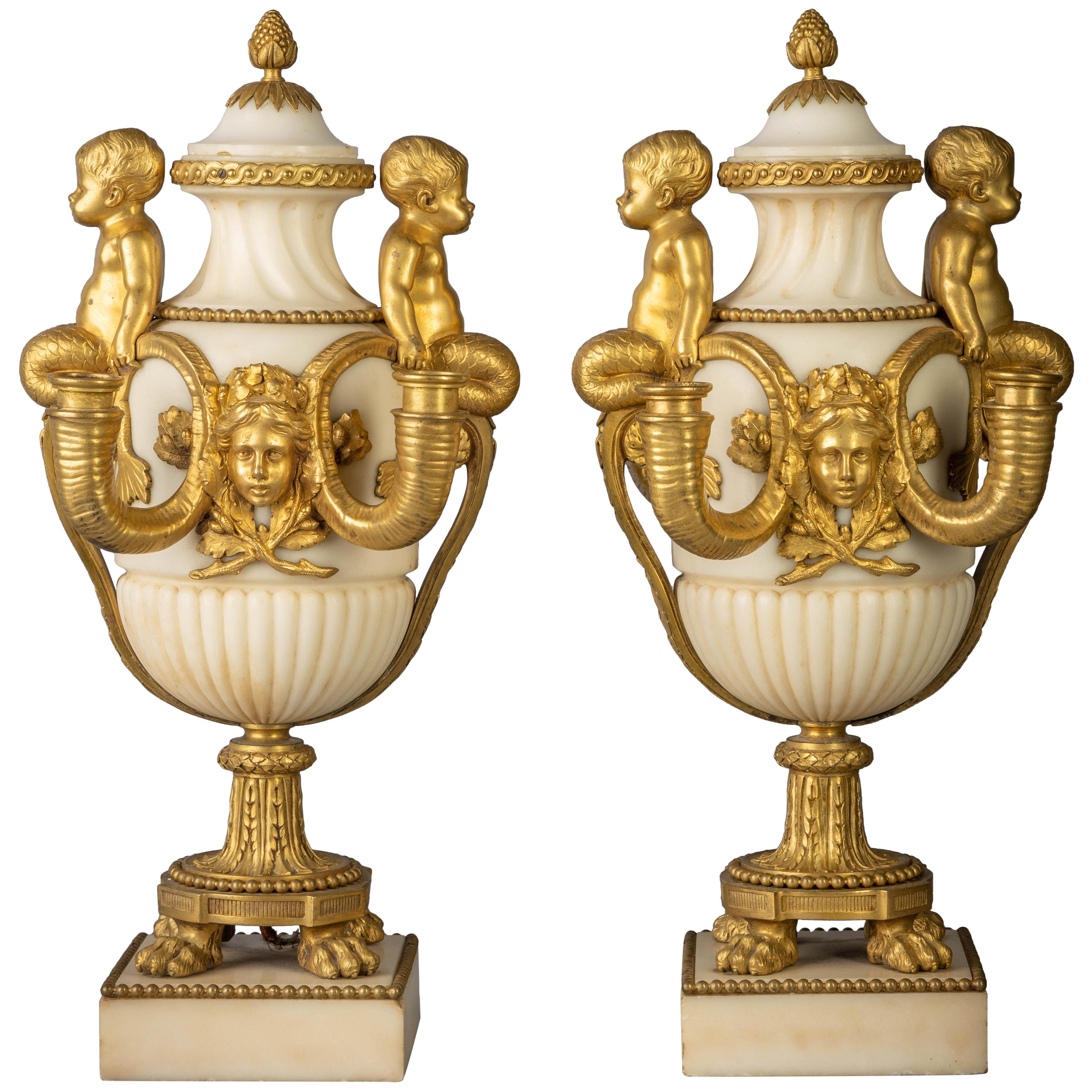 Paar figurale vierflammige Kandelaber aus vergoldeter Bronze und Marmor:: um 1860 im Angebot
