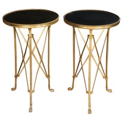 Paar französische Gueridon-Tische mit vergoldeter Bronze und Marmoraufsatz