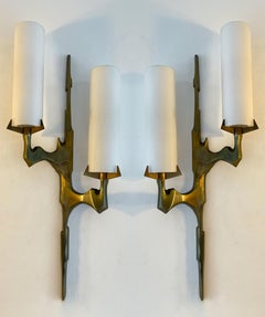 Paire d'appliques en bronze doré et verre opalin de la Maison Arlus, France, années 1960