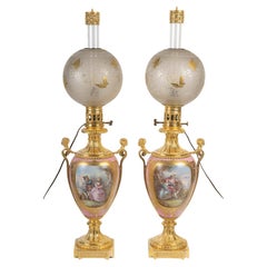 Pareja de lámparas de aceite de bronce dorado y porcelana, época de Napoleón III.