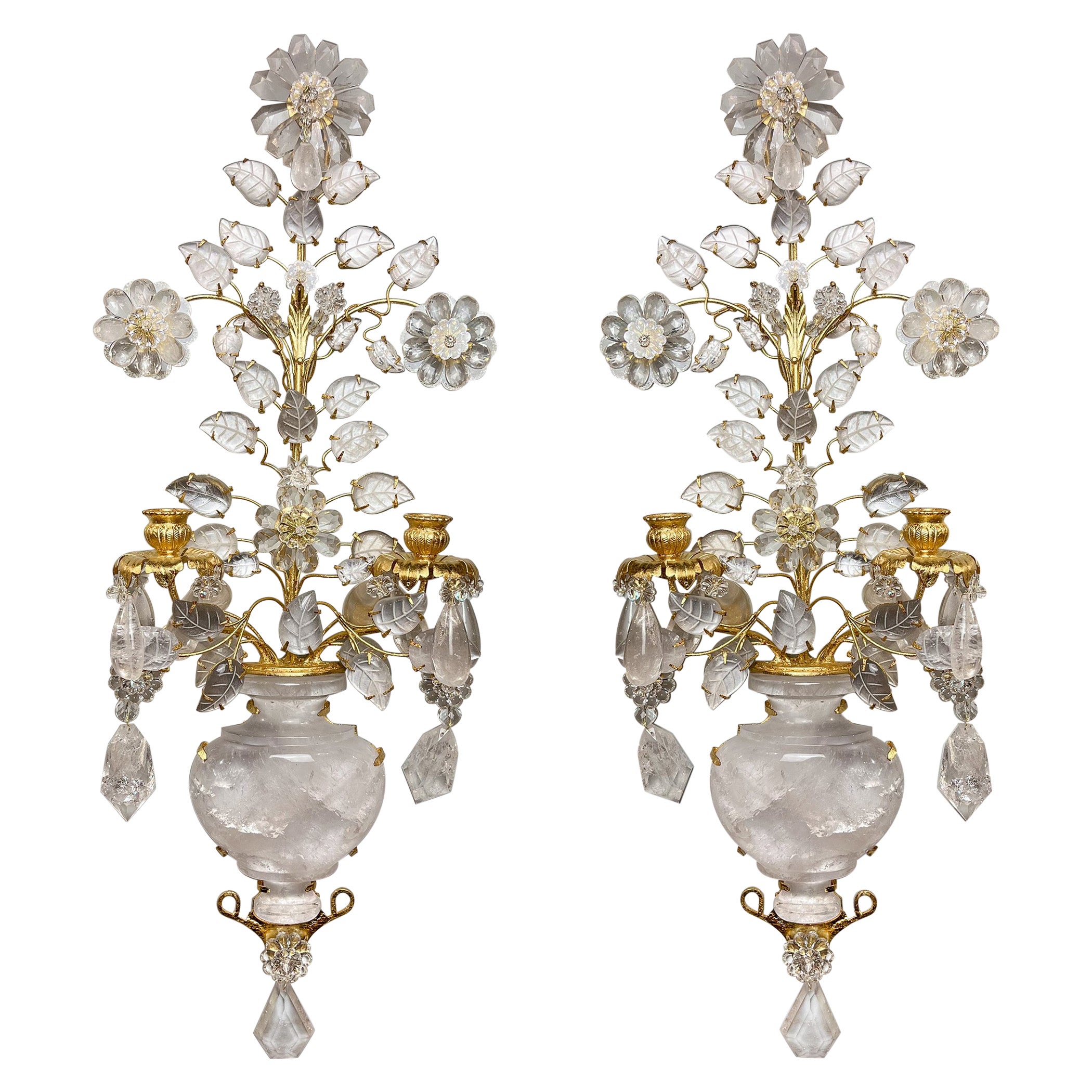 Paire d'appliques à deux lumières en bronze doré et cristal de roche