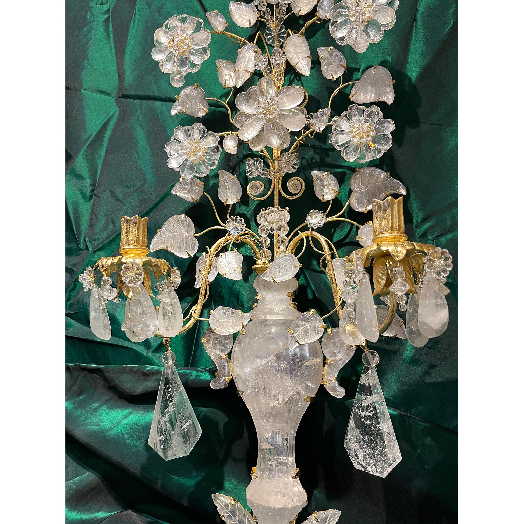 Européen Paire d'appliques à deux lumières en bronze doré et cristal de roche avec fleurs en vente