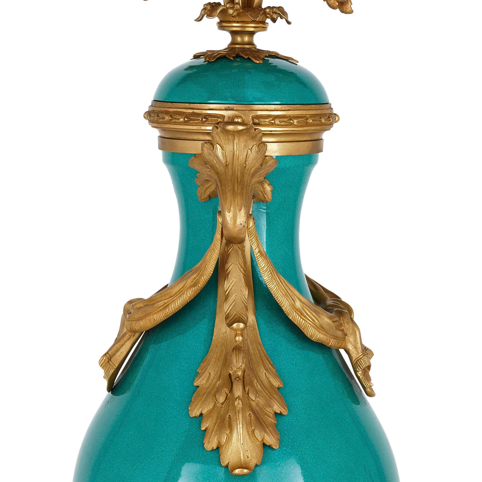 Néoclassique Paire de candélabres en bronze doré et porcelaine turquoise en vente