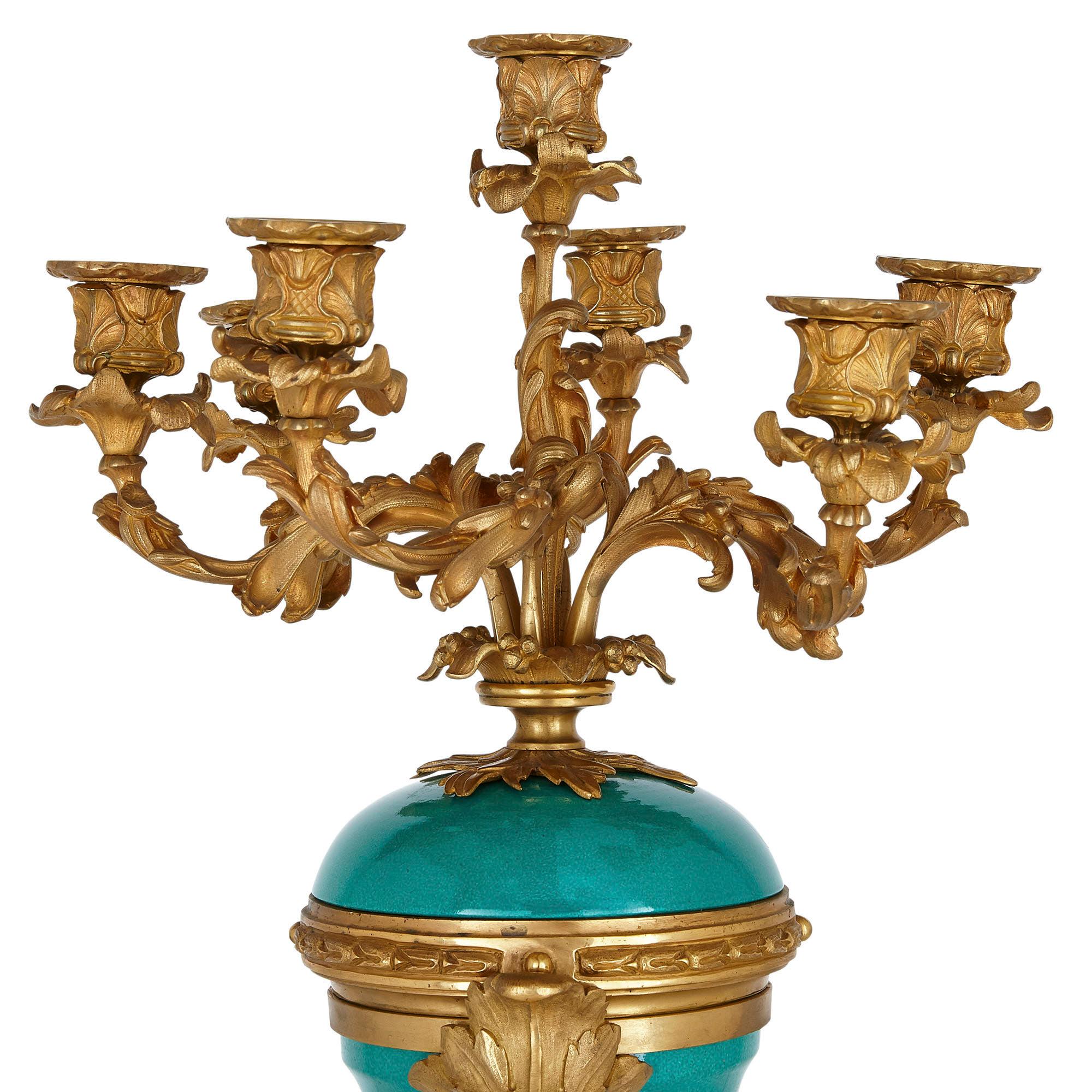 Paar Kandelaber aus vergoldeter Bronze und türkisfarbenem Porzellan (Französisch) im Angebot