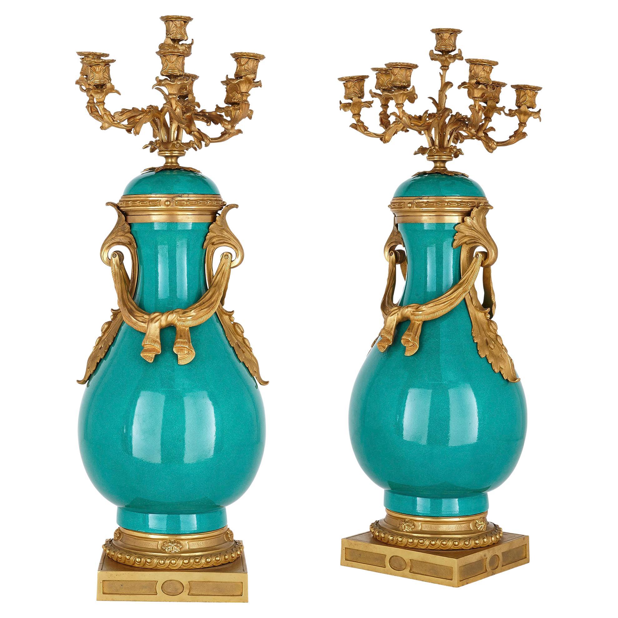 Paar Kandelaber aus vergoldeter Bronze und türkisfarbenem Porzellan im Angebot