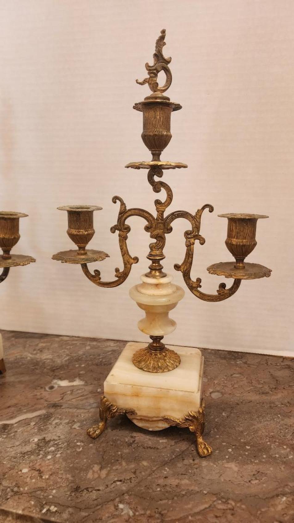 Rococò Coppia di candelabri in bronzo dorato con base in marmo in vendita