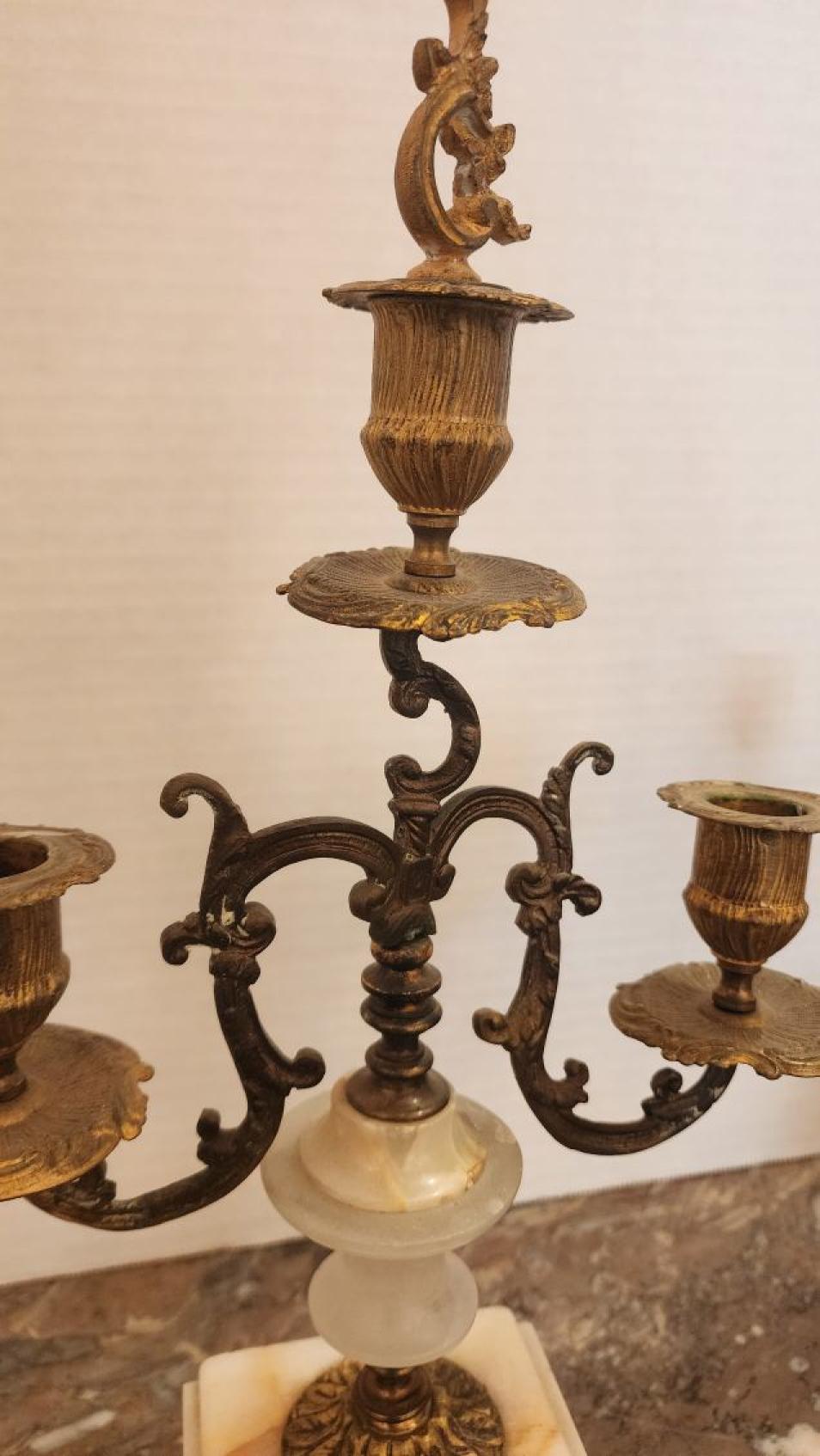 Francese Coppia di candelabri in bronzo dorato con base in marmo in vendita