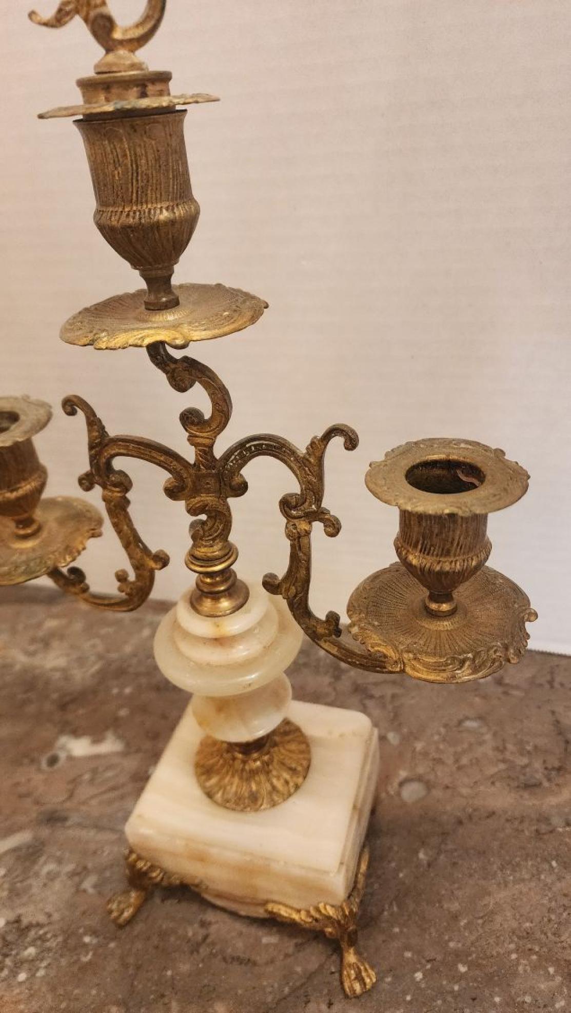 Dorato Coppia di candelabri in bronzo dorato con base in marmo in vendita