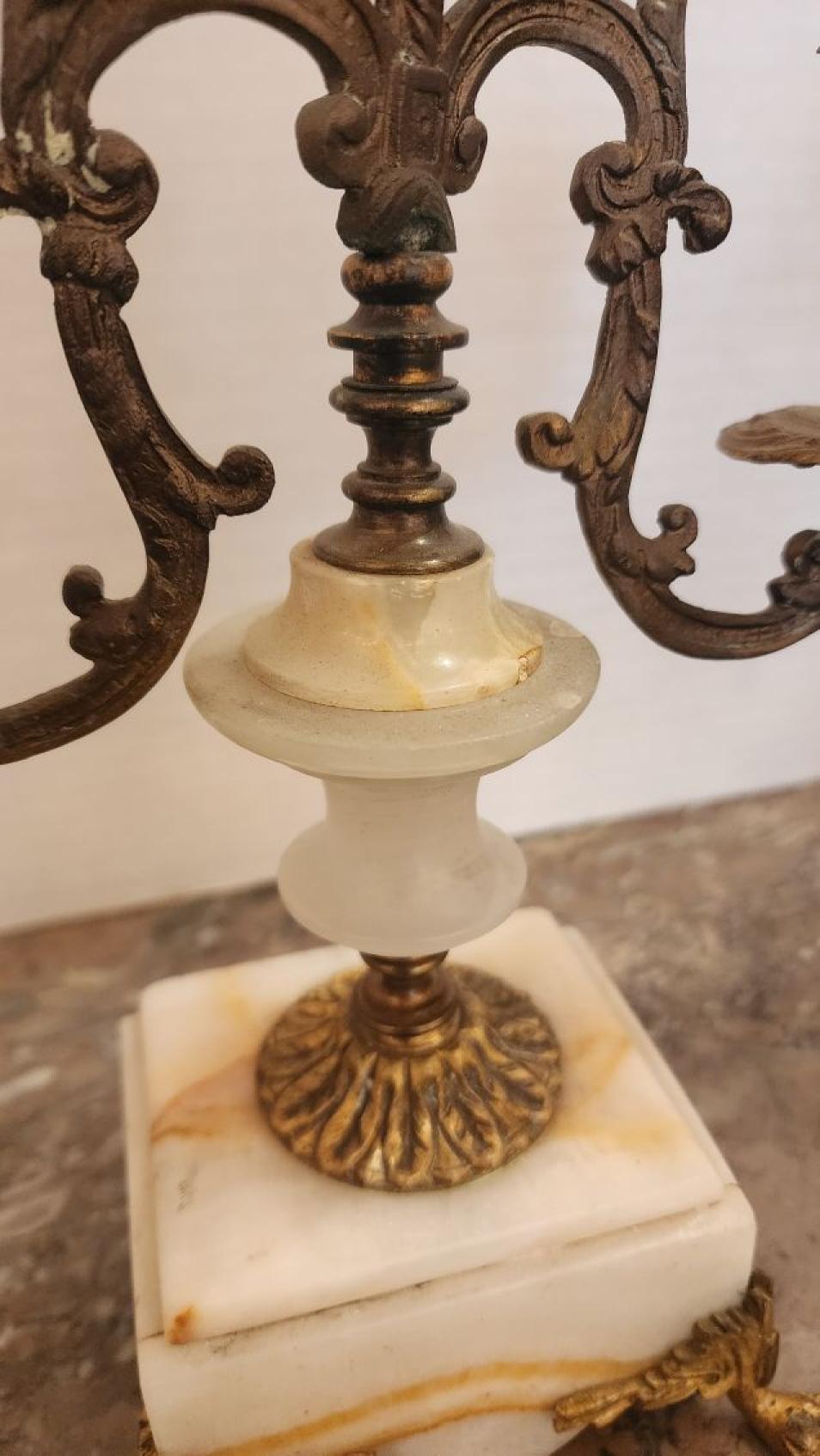 Coppia di candelabri in bronzo dorato con base in marmo In condizioni discrete in vendita a Dallas, TX