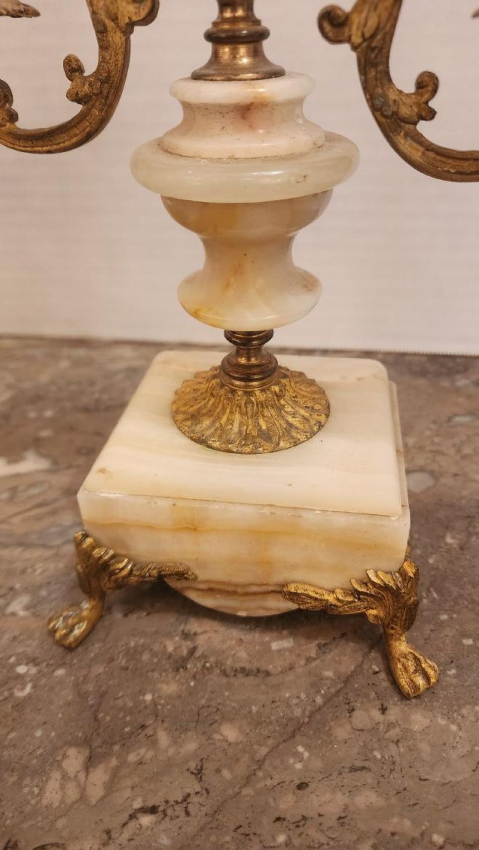 XX secolo Coppia di candelabri in bronzo dorato con base in marmo in vendita