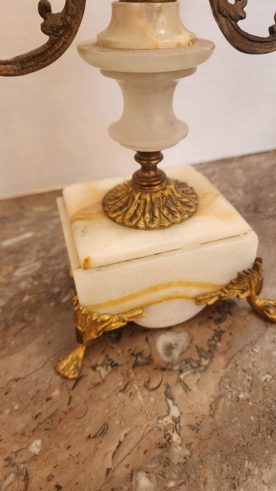 Bronzo Coppia di candelabri in bronzo dorato con base in marmo in vendita