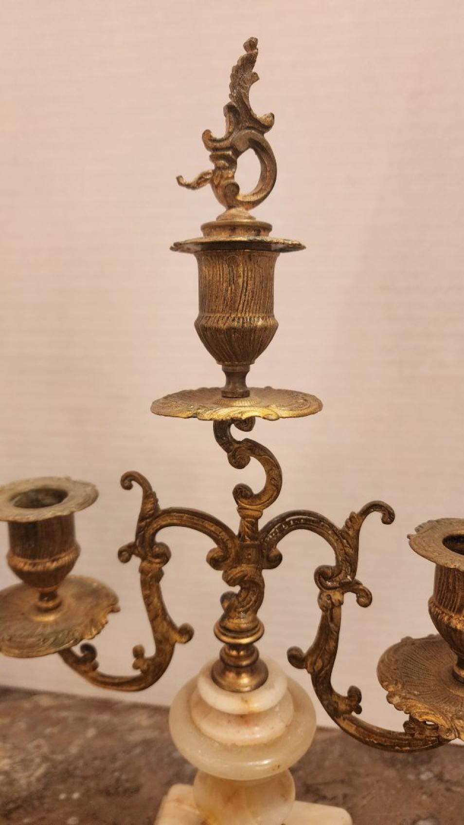 Coppia di candelabri in bronzo dorato con base in marmo in vendita 1