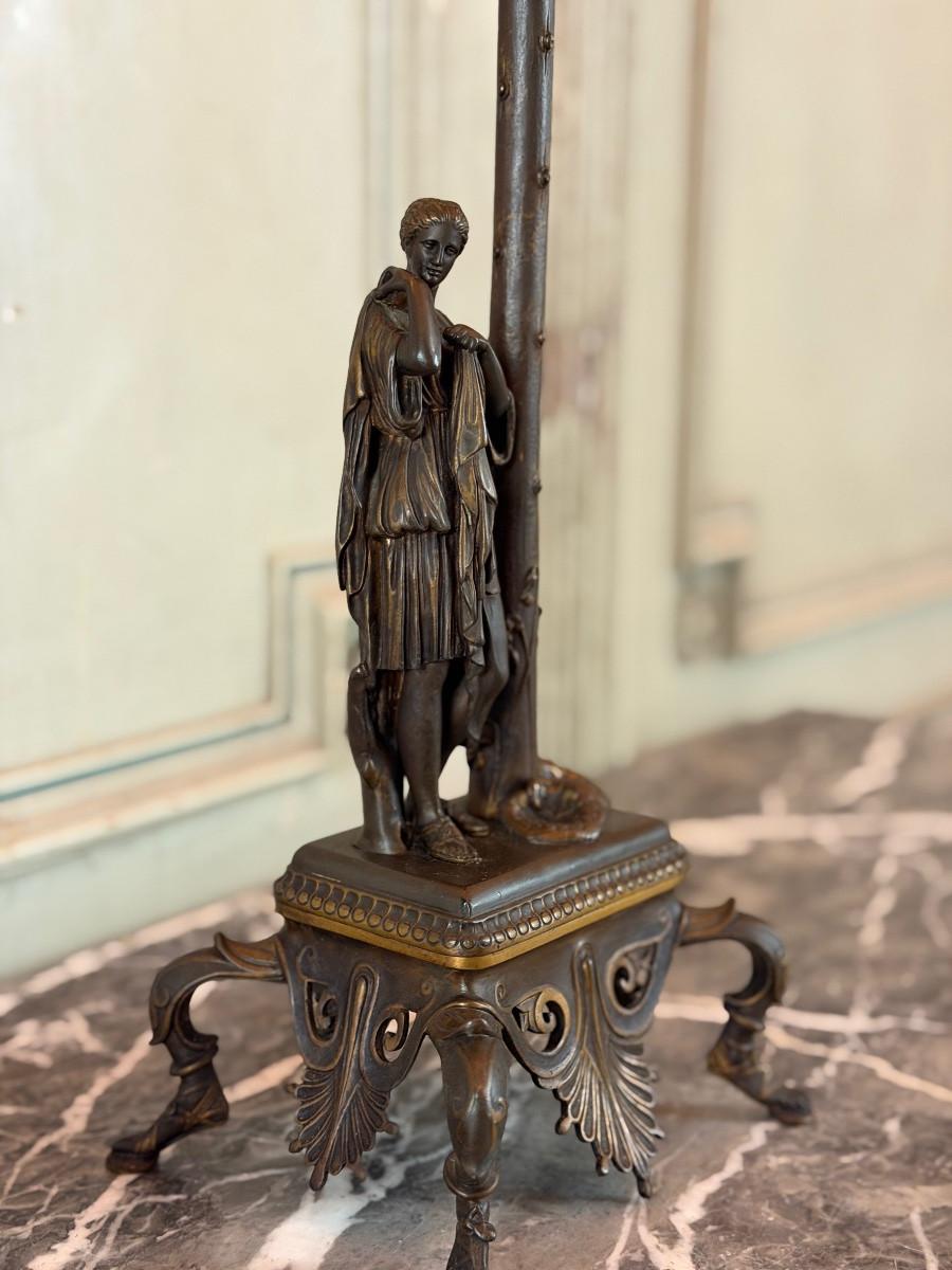 Greco classico Coppia di candelabri in bronzo dorato con patina a medaglione e sei bracci, circa 1880 in vendita