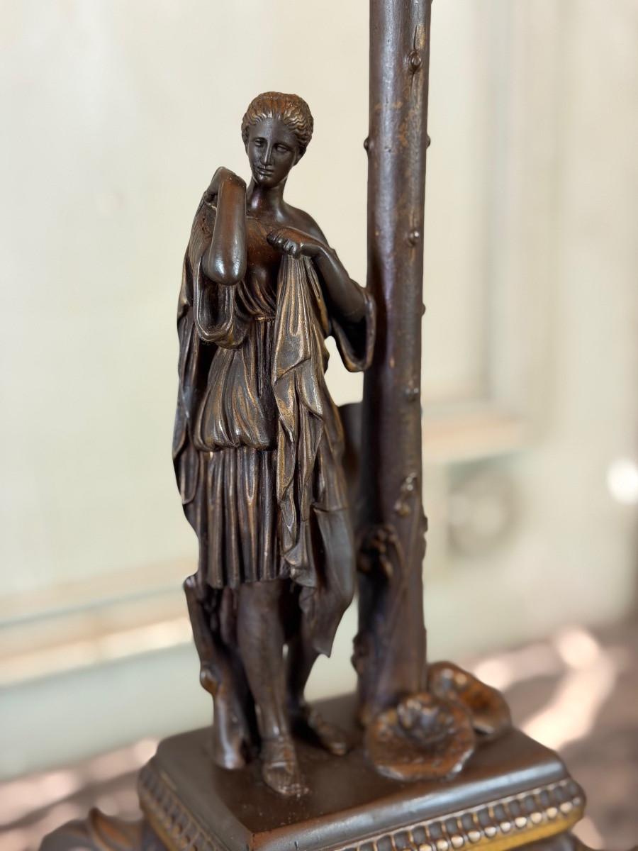 Coppia di candelabri in bronzo dorato con patina a medaglione e sei bracci, circa 1880 In condizioni ottime in vendita a Honnelles, WHT