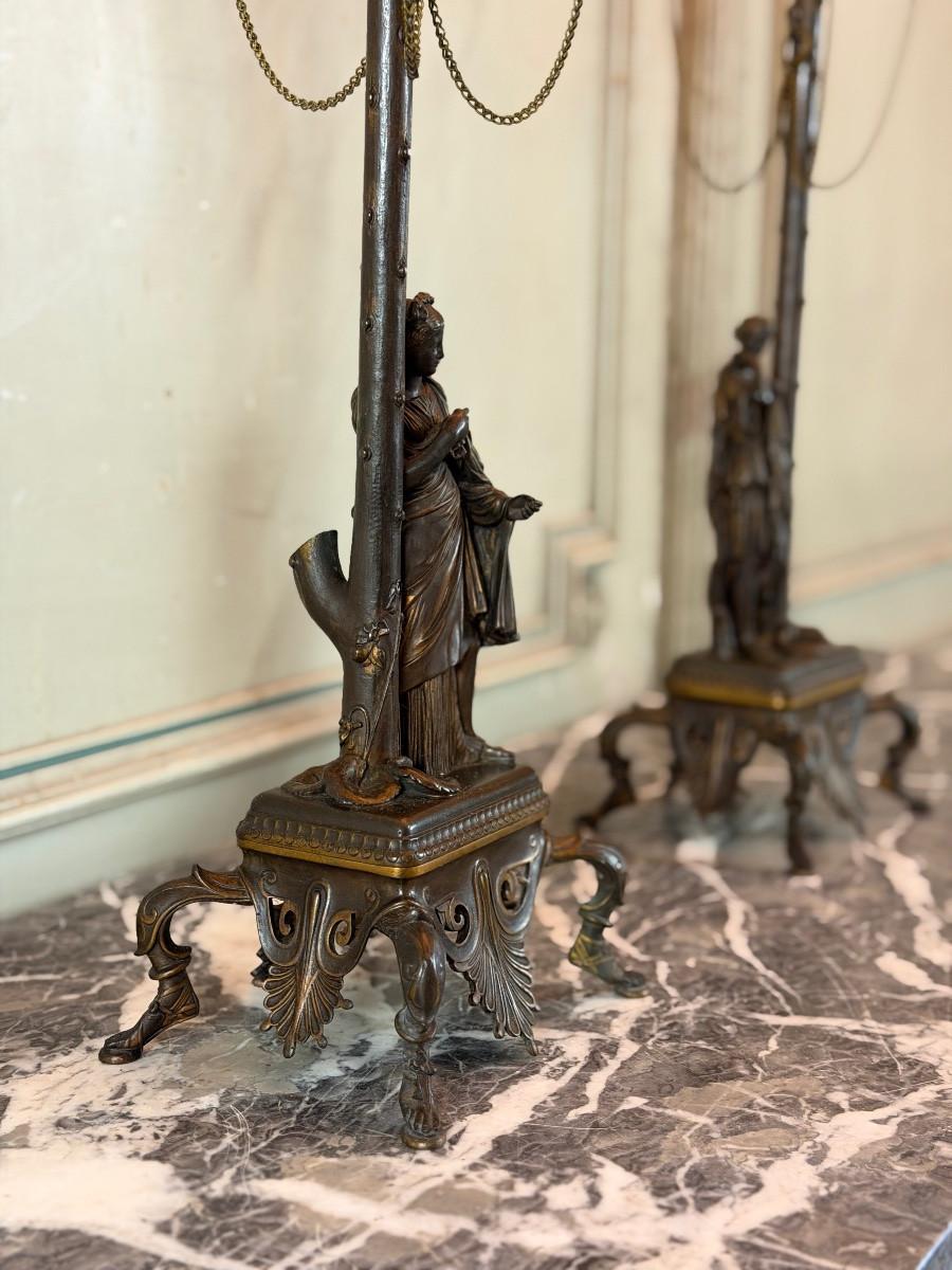 XX secolo Coppia di candelabri in bronzo dorato con patina a medaglione e sei bracci, circa 1880 in vendita