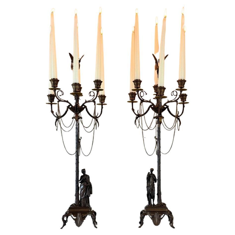 Coppia di candelabri in bronzo dorato con patina a medaglione e sei bracci, circa 1880