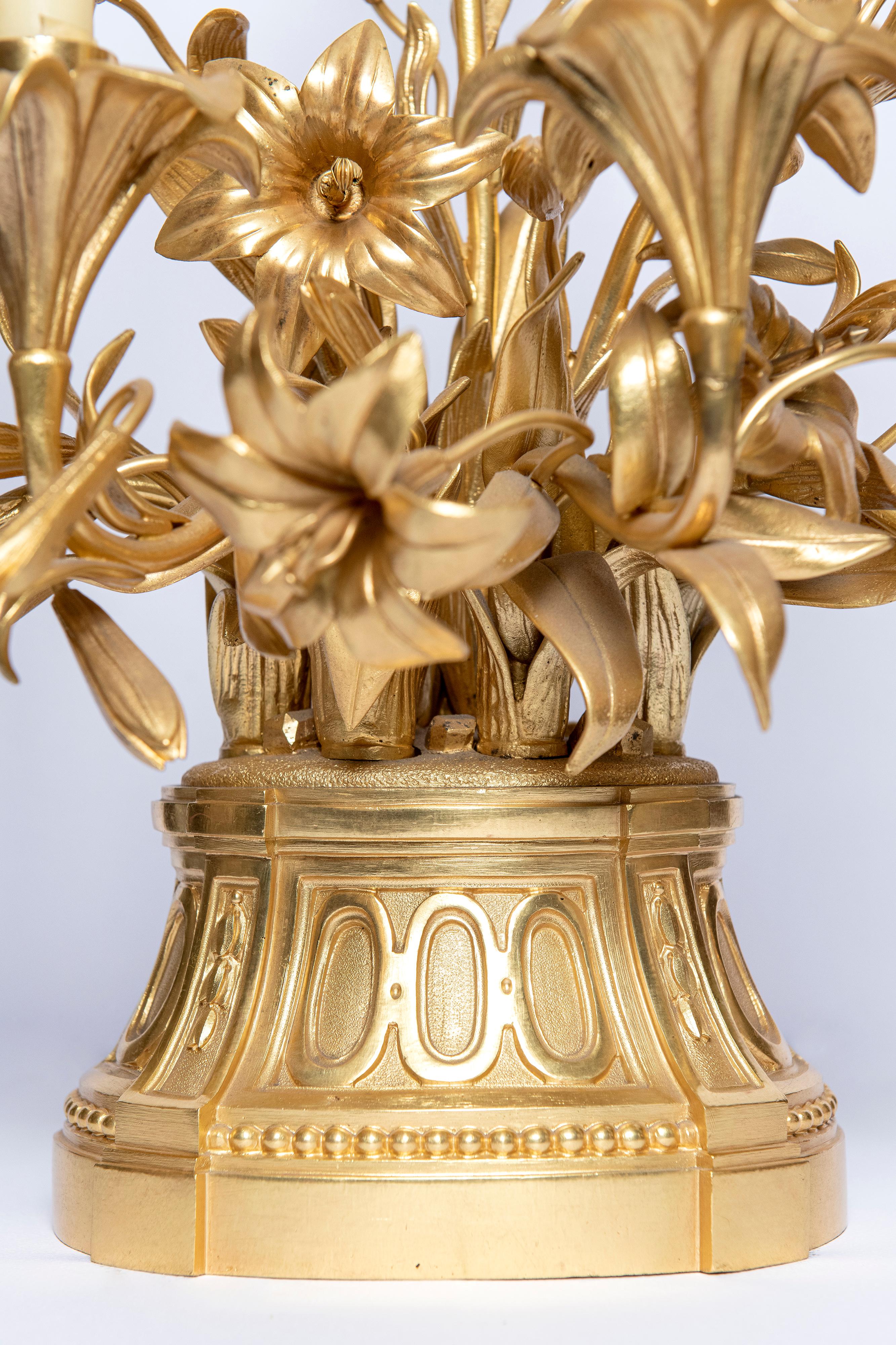 Paar vergoldete Bronzekandelaber mit Blumen:: Frankreich:: Ende 19 (Neoklassisch) im Angebot