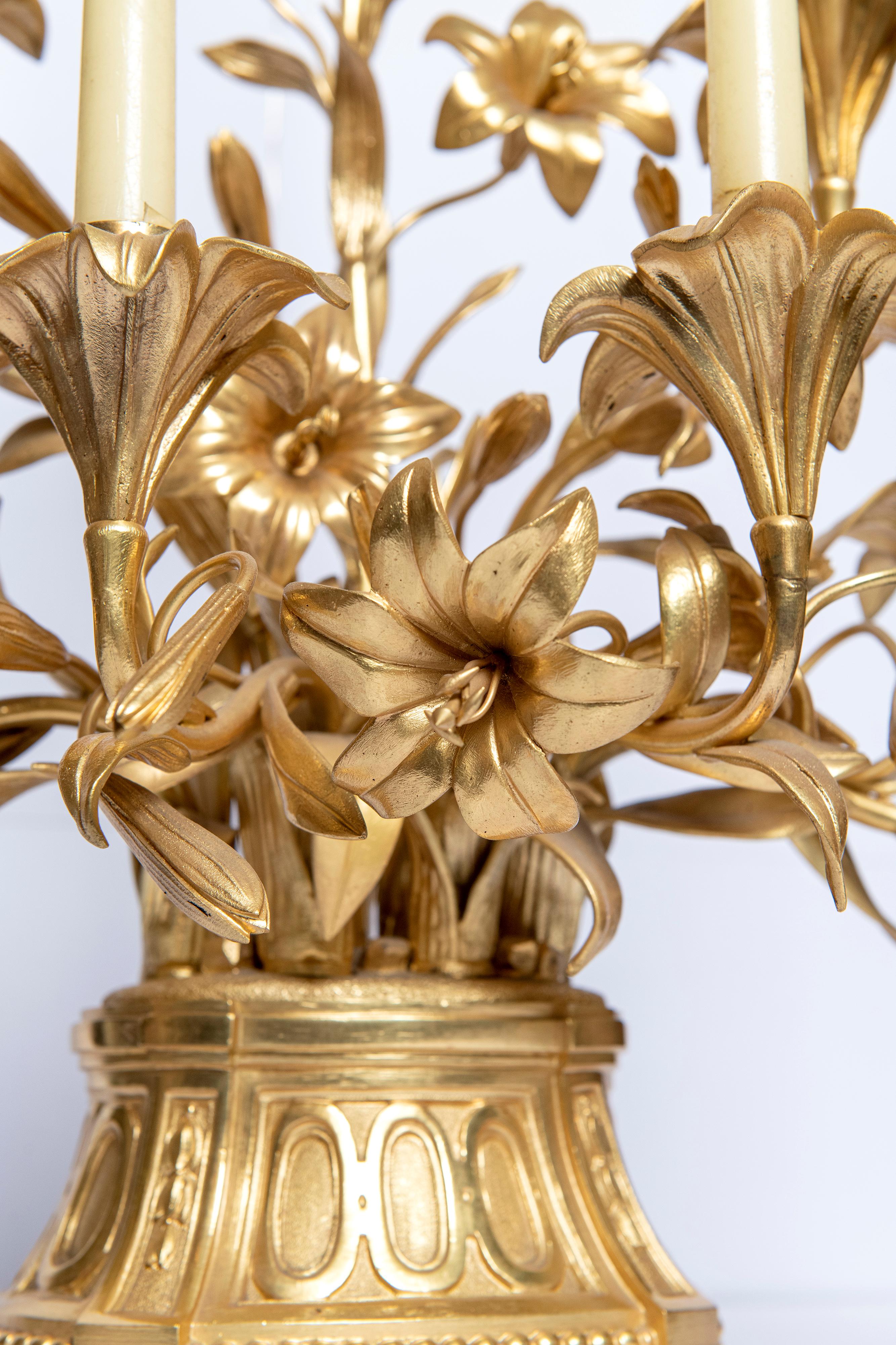 Paar vergoldete Bronzekandelaber mit Blumen:: Frankreich:: Ende 19 (Französisch) im Angebot