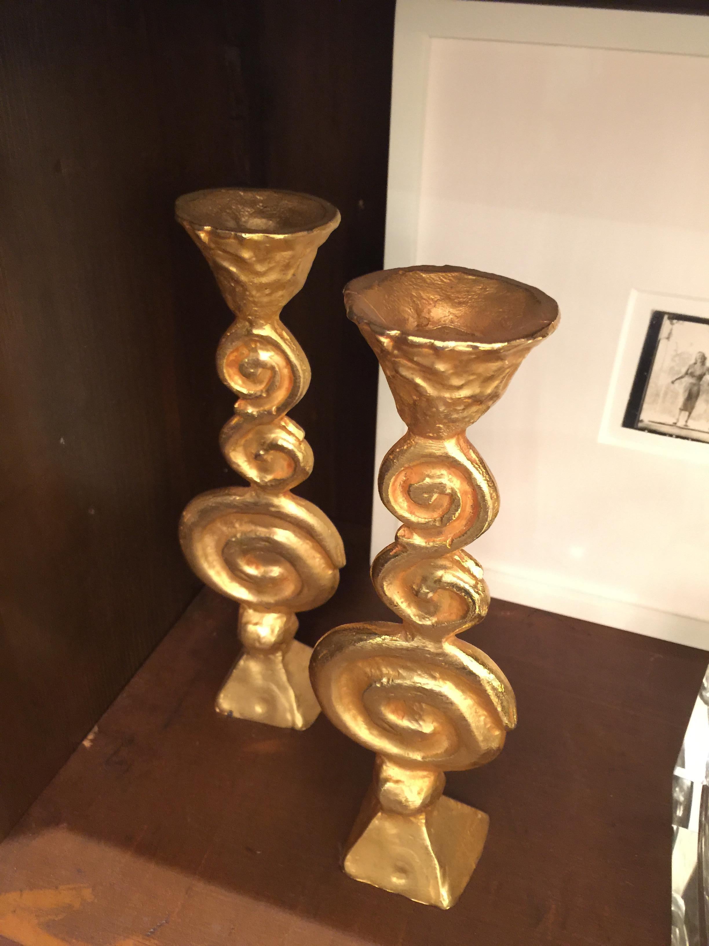 Doré Paire de bougeoirs en bronze doré de Pierre Casenove pour Fondica en vente