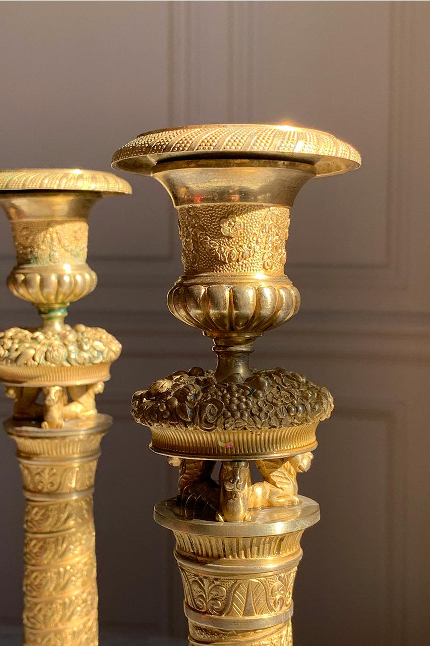 Paar vergoldete Bronze-Kerzenständer. Kaiserzeit XIX.