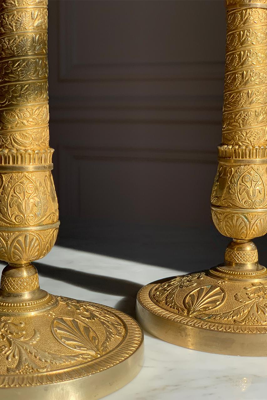 Paar Kerzenständer aus vergoldeter Bronze, Empire-Periode XIX (Art nouveau) im Angebot