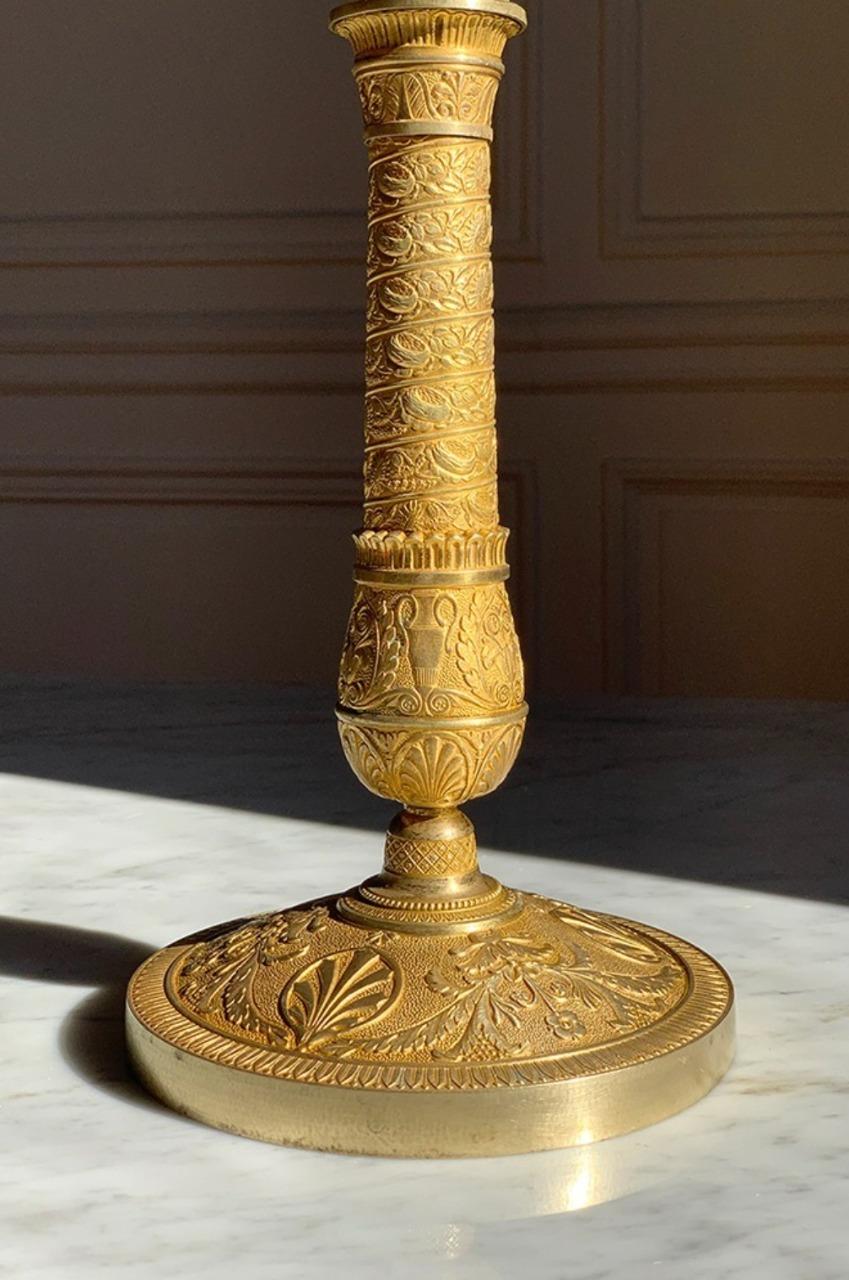 Paar Kerzenständer aus vergoldeter Bronze, Empire-Periode XIX (Französisch) im Angebot