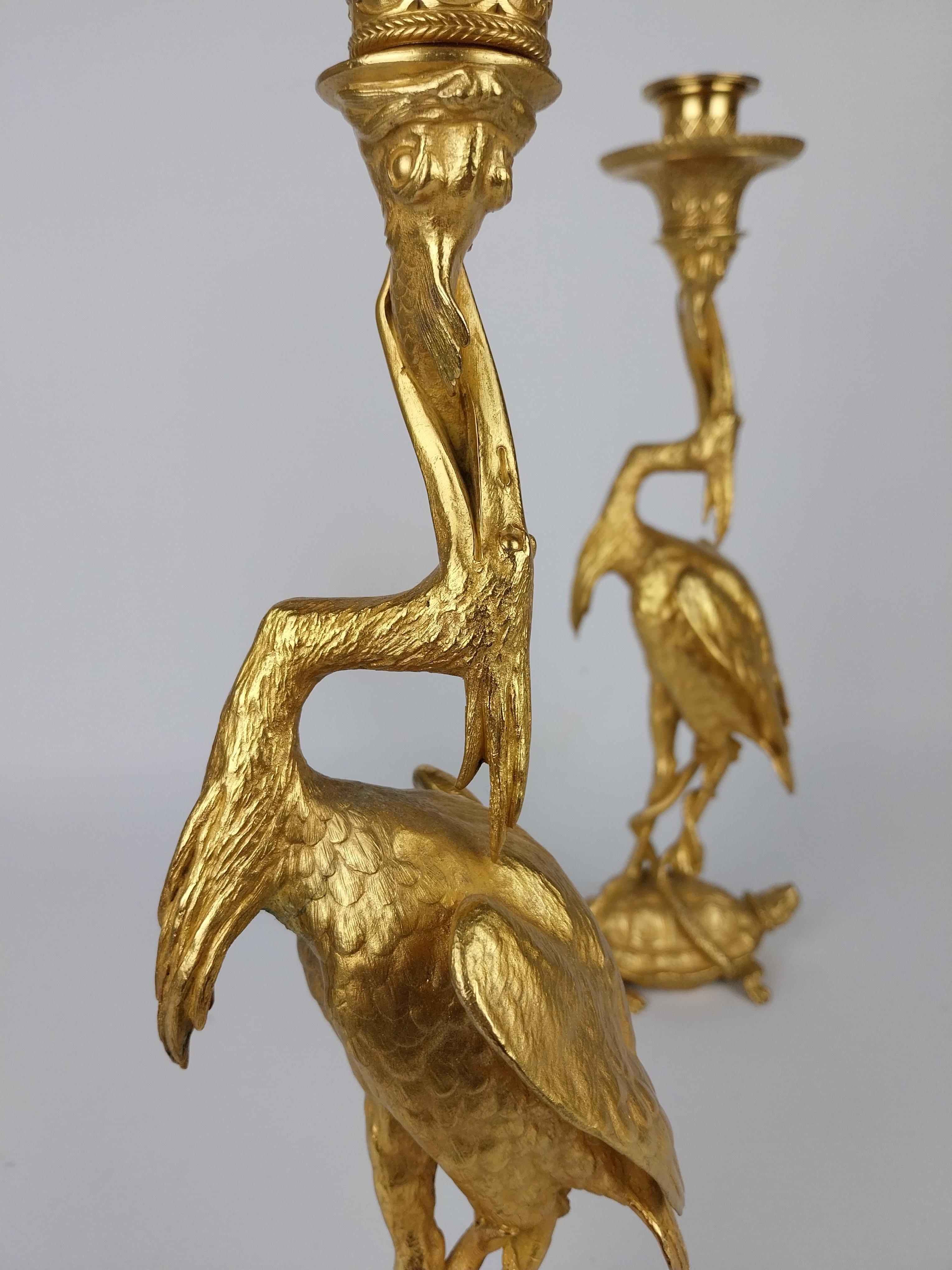Una superba coppia di candelieri in bronzo dorato fusi a forma di cicogne che tengono nel becco una singola candela in equilibrio sul dorso di tartarughe.
Le basi hanno il timbro del produttore Christophe Fratin.
An He timbrò i suoi lavori Fratin