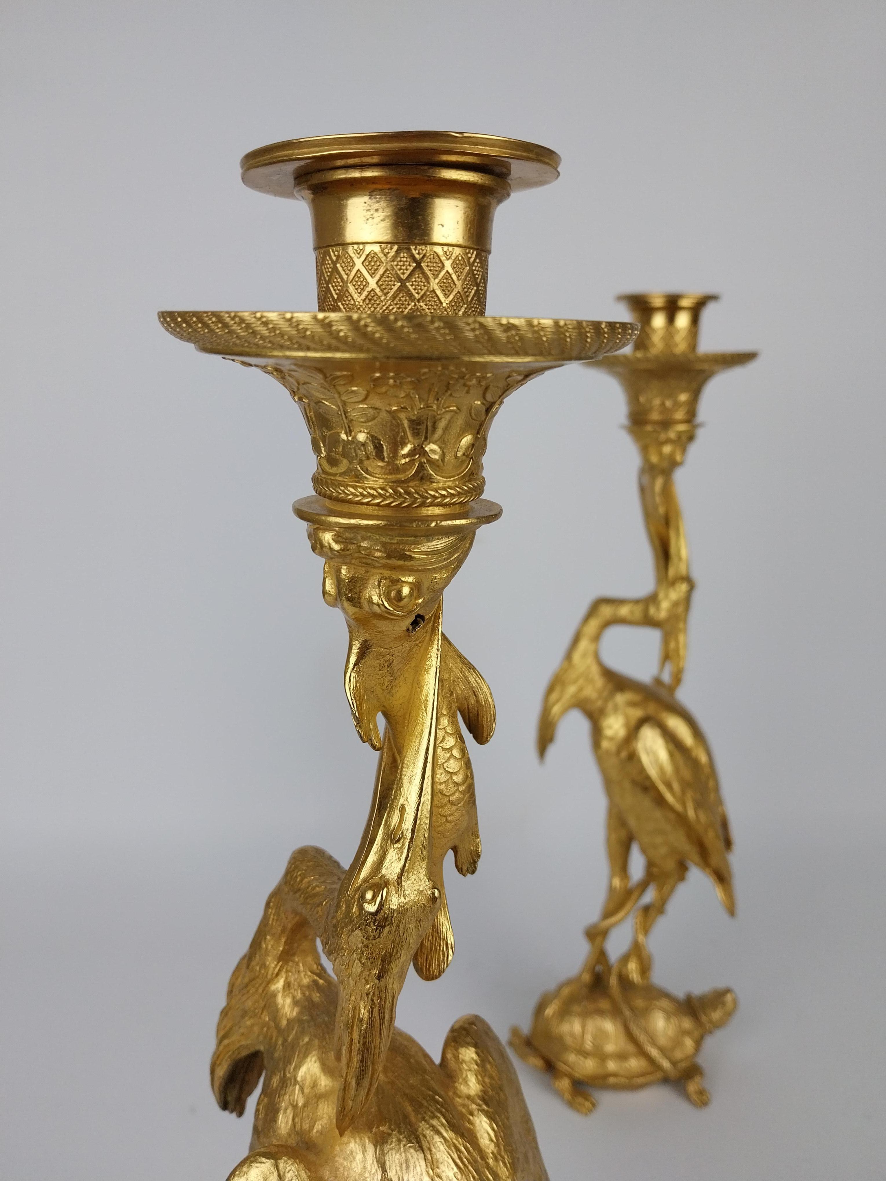 Luigi XVI Coppia di candelabri cicogna in bronzo dorato di Christopher Fratin in vendita