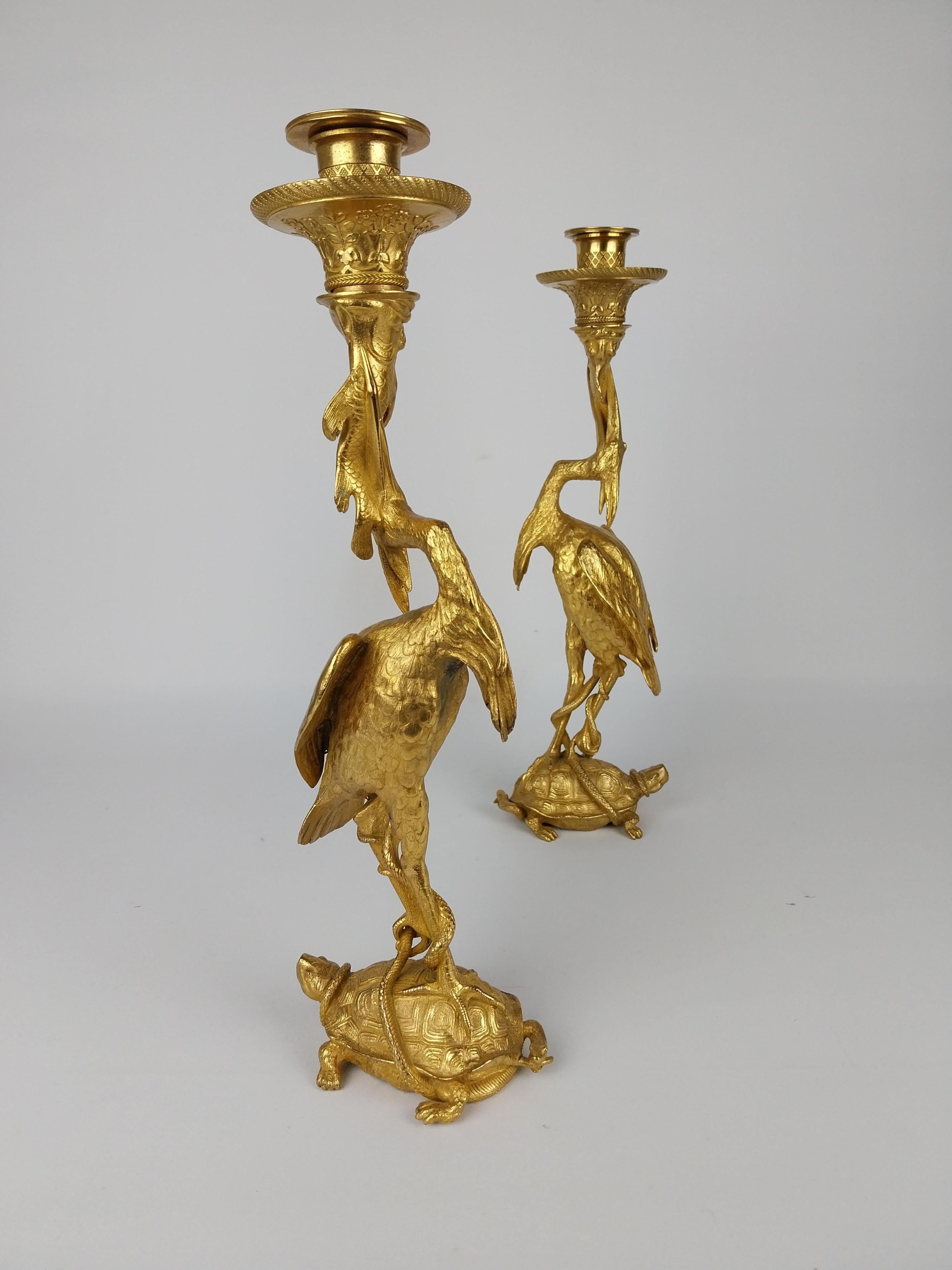 Bronzo Coppia di candelabri cicogna in bronzo dorato di Christopher Fratin in vendita