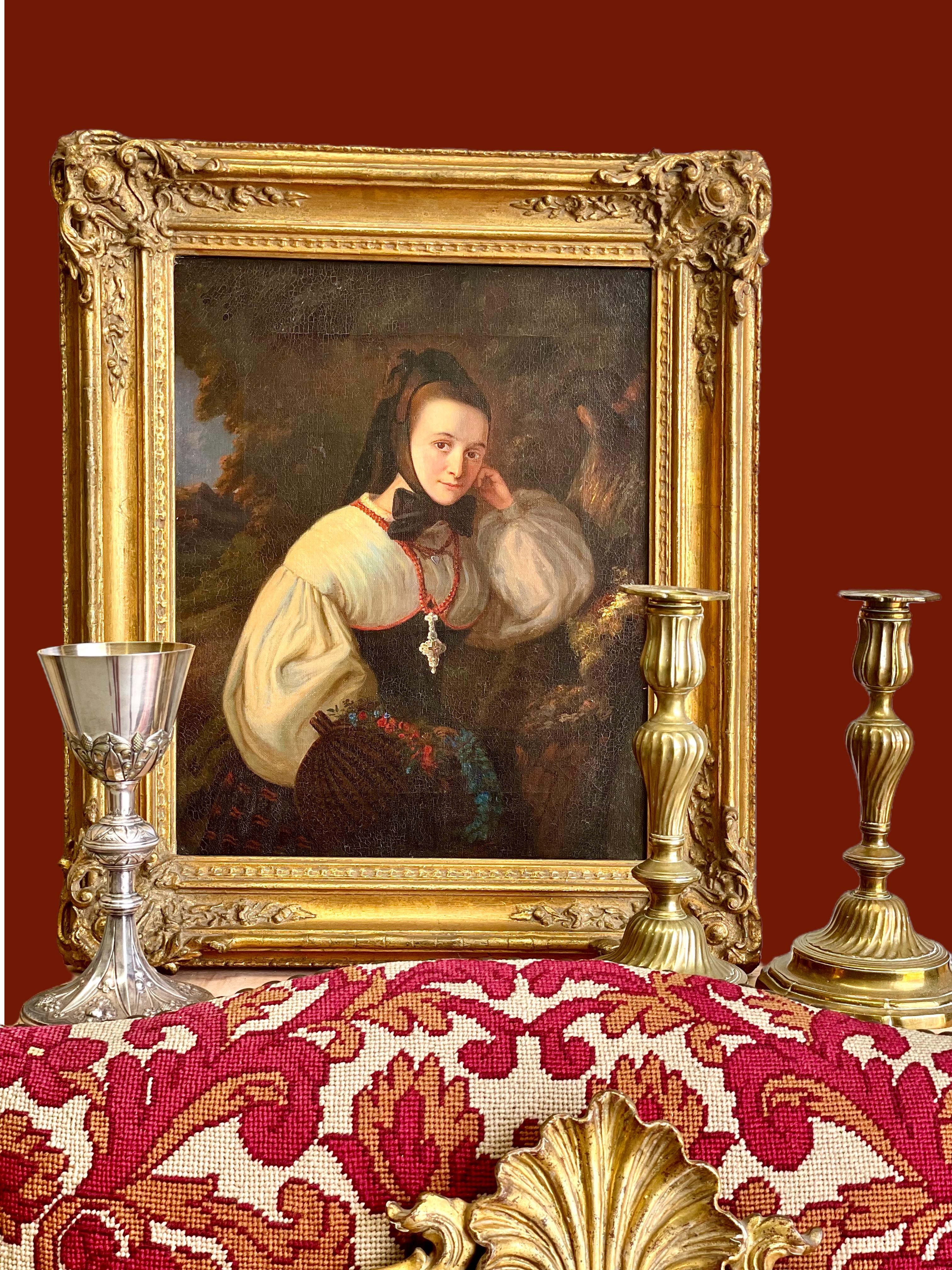 Questa elegante coppia di candelieri in bronzo dorato risale al XVIII secolo e riflette la raffinata maestria delle arti decorative francesi dell'epoca. Ogni candeliere è finemente fuso con un gambo a balaustro scanalato che si erge da un'ampia base