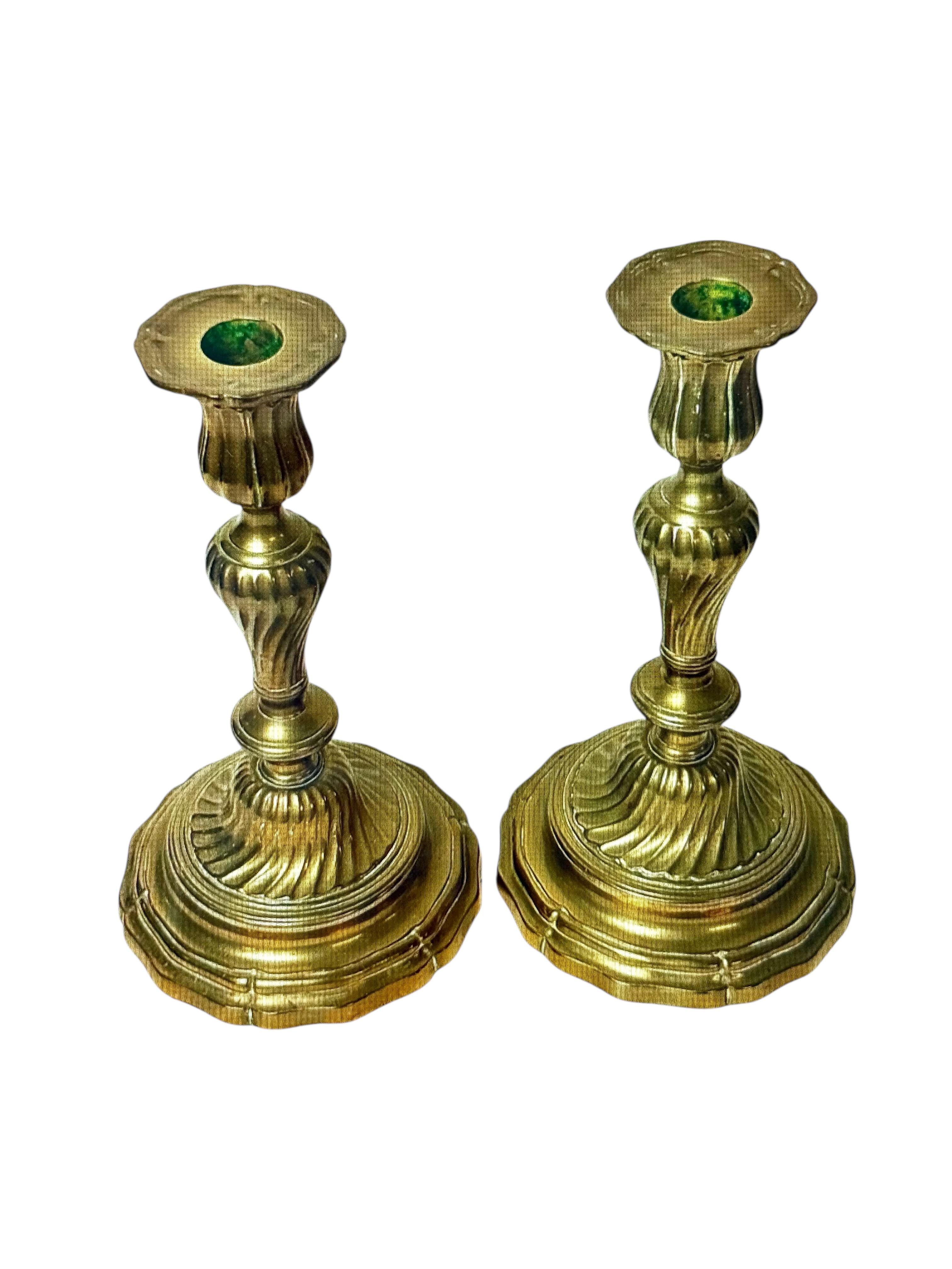 Luigi XV Coppia di candelieri in bronzo dorato, Francia, XVIII secolo in vendita