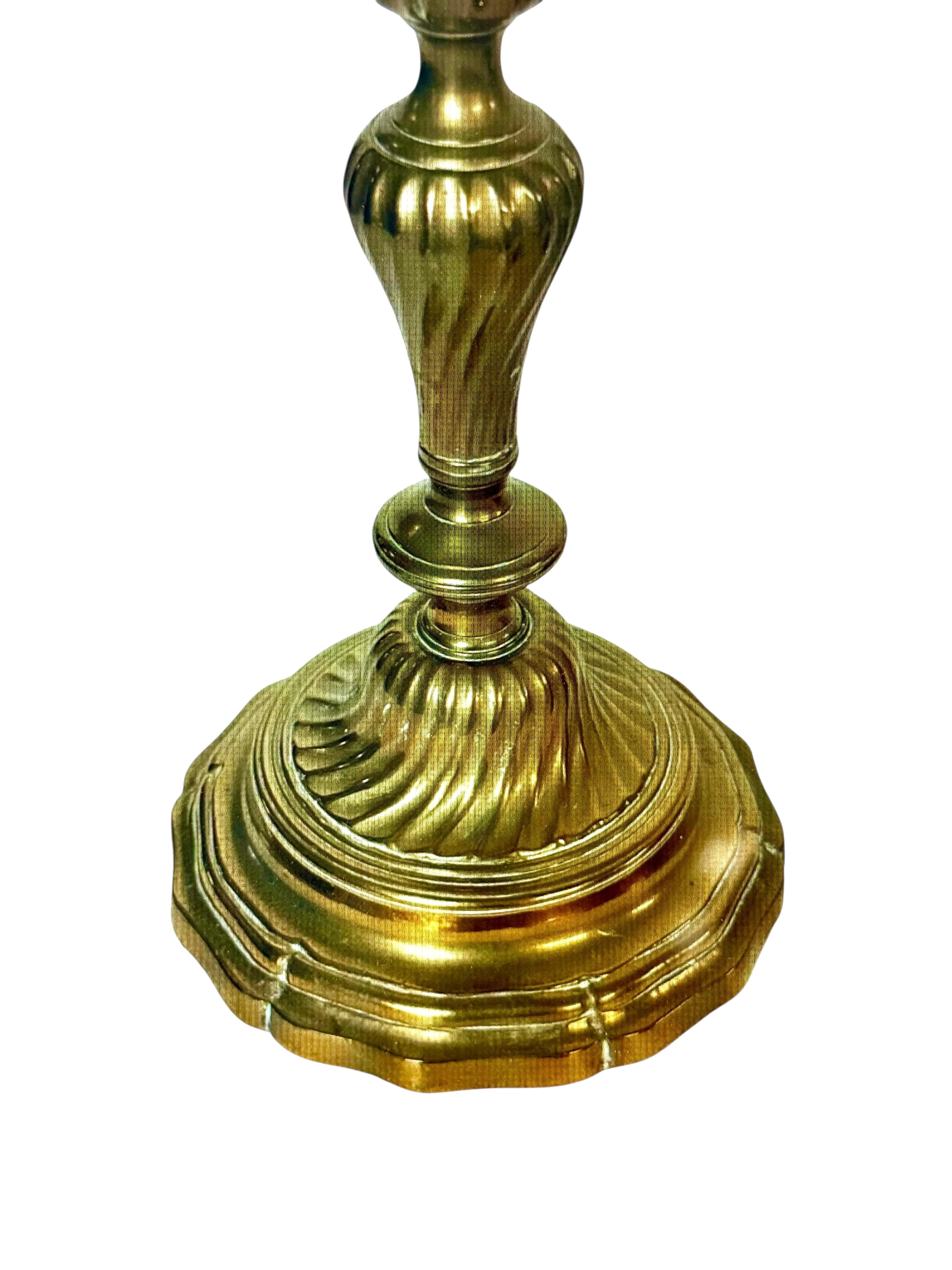 Francese Coppia di candelieri in bronzo dorato, Francia, XVIII secolo in vendita
