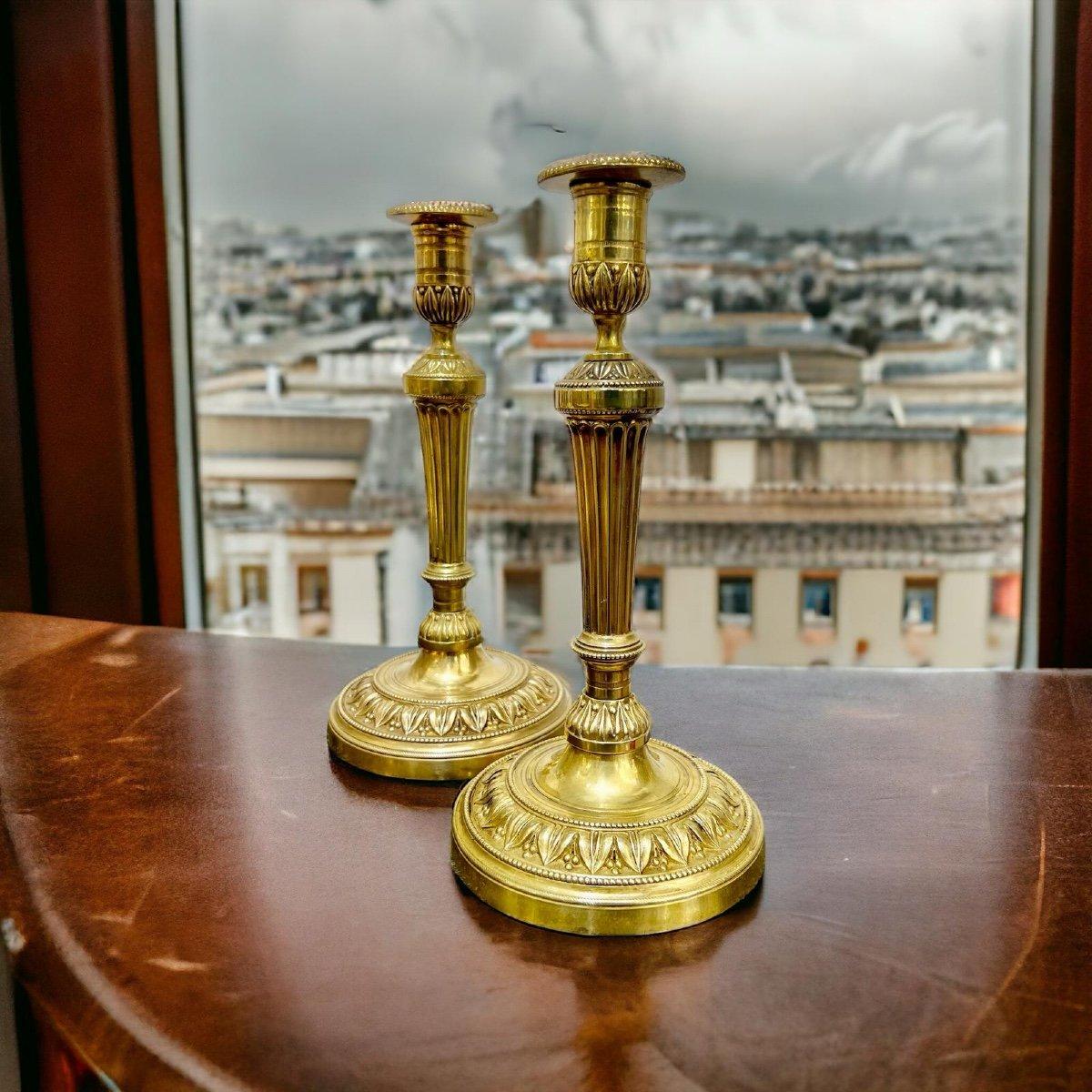 Paar Kerzenständer aus vergoldeter Bronze aus der bourbonischen Restaurationszeit  (Französisch) im Angebot