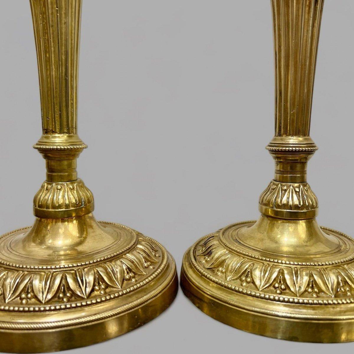 Paar Kerzenständer aus vergoldeter Bronze aus der bourbonischen Restaurationszeit  (Vergoldet) im Angebot