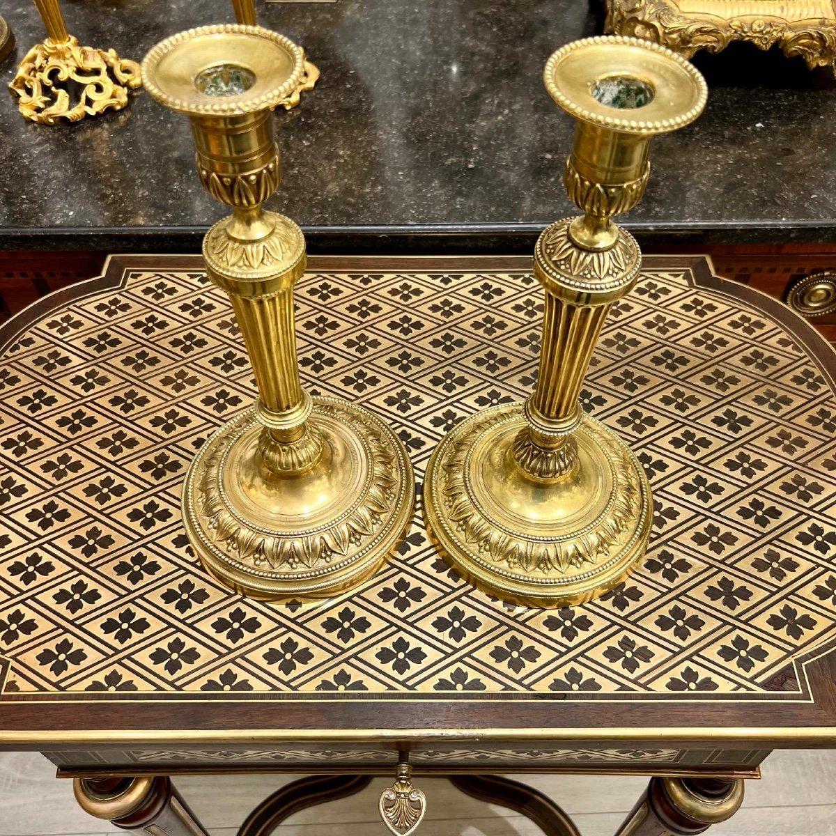 Paar Kerzenständer aus vergoldeter Bronze aus der bourbonischen Restaurationszeit  im Zustand „Gut“ im Angebot in NICE, FR